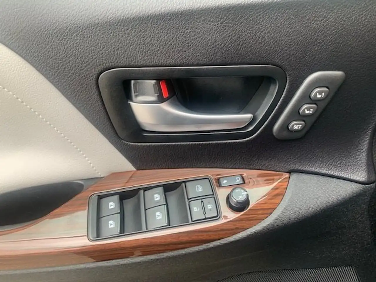 Toyota Sienna снимка Toyota Sienna