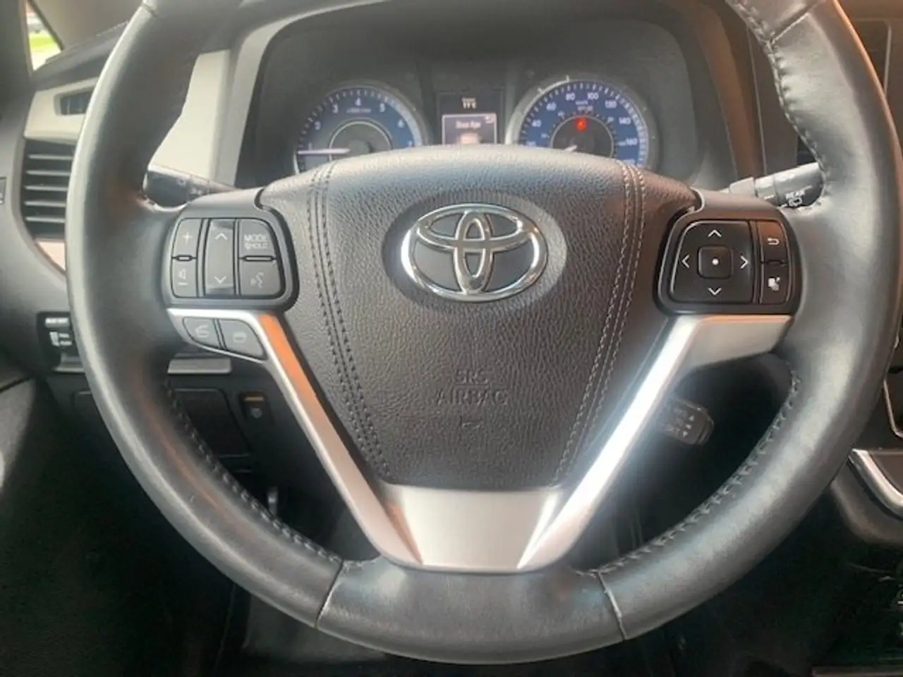 Toyota Sienna снимка Toyota Sienna