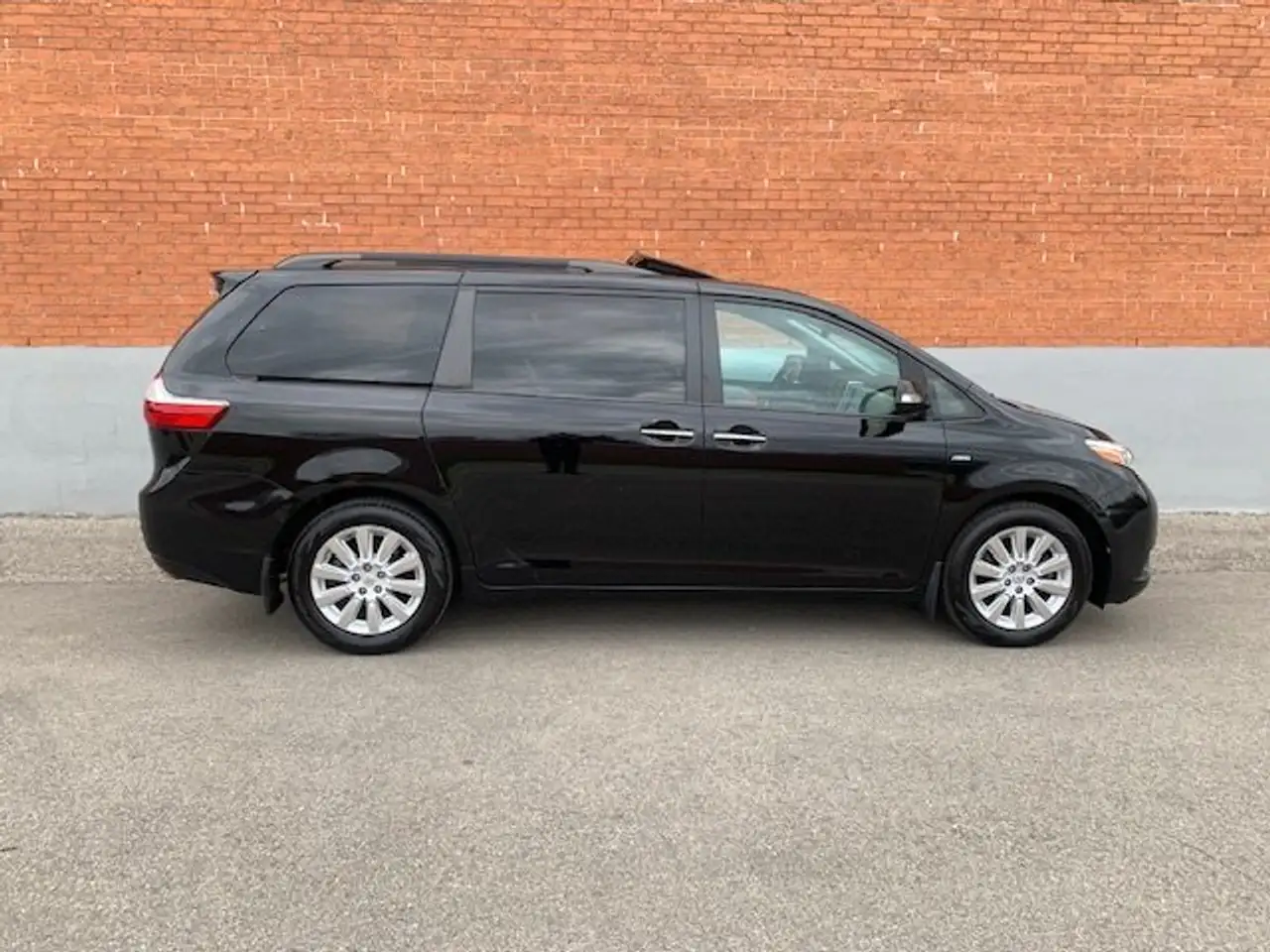 Toyota Sienna снимка Toyota Sienna