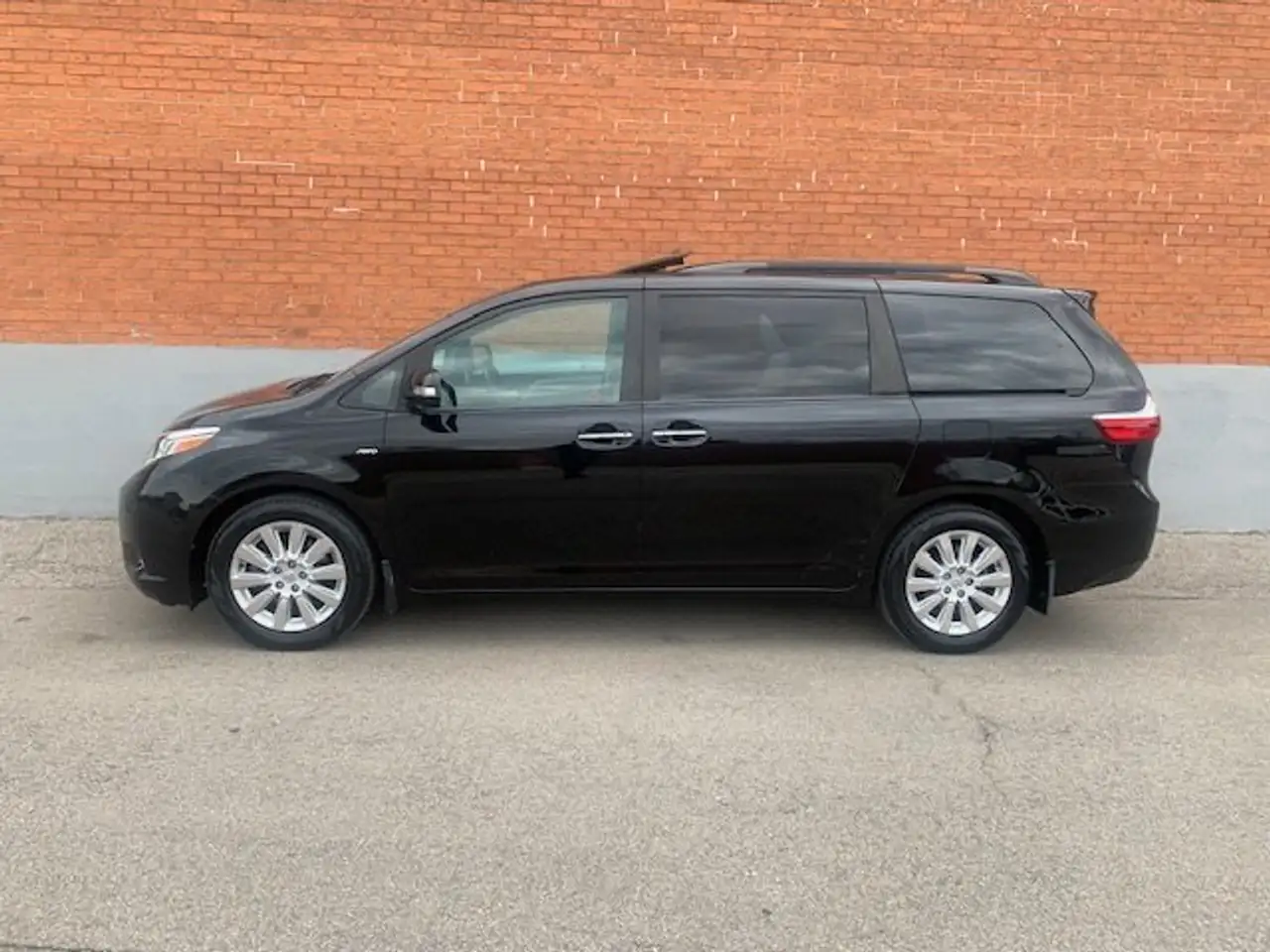 Toyota Sienna снимка Toyota Sienna
