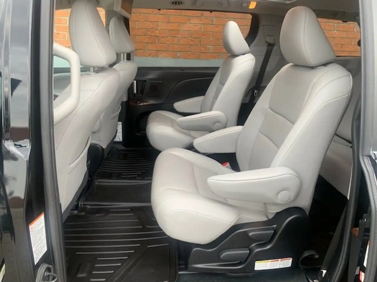 Toyota Sienna снимка Toyota Sienna