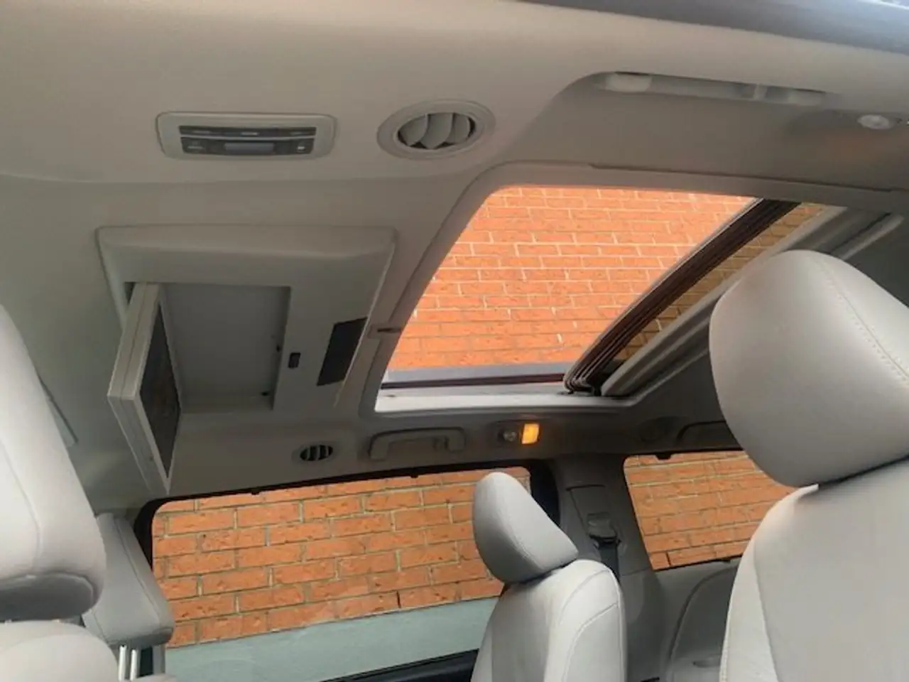 Toyota Sienna снимка Toyota Sienna