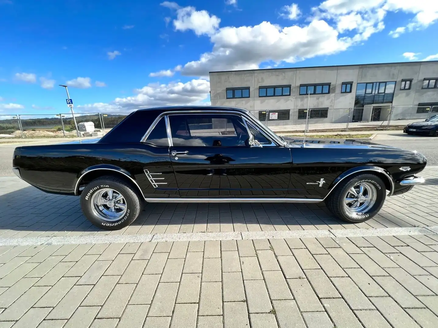 Ford Mustang schwarz, Schaltgetriebe crna - 1