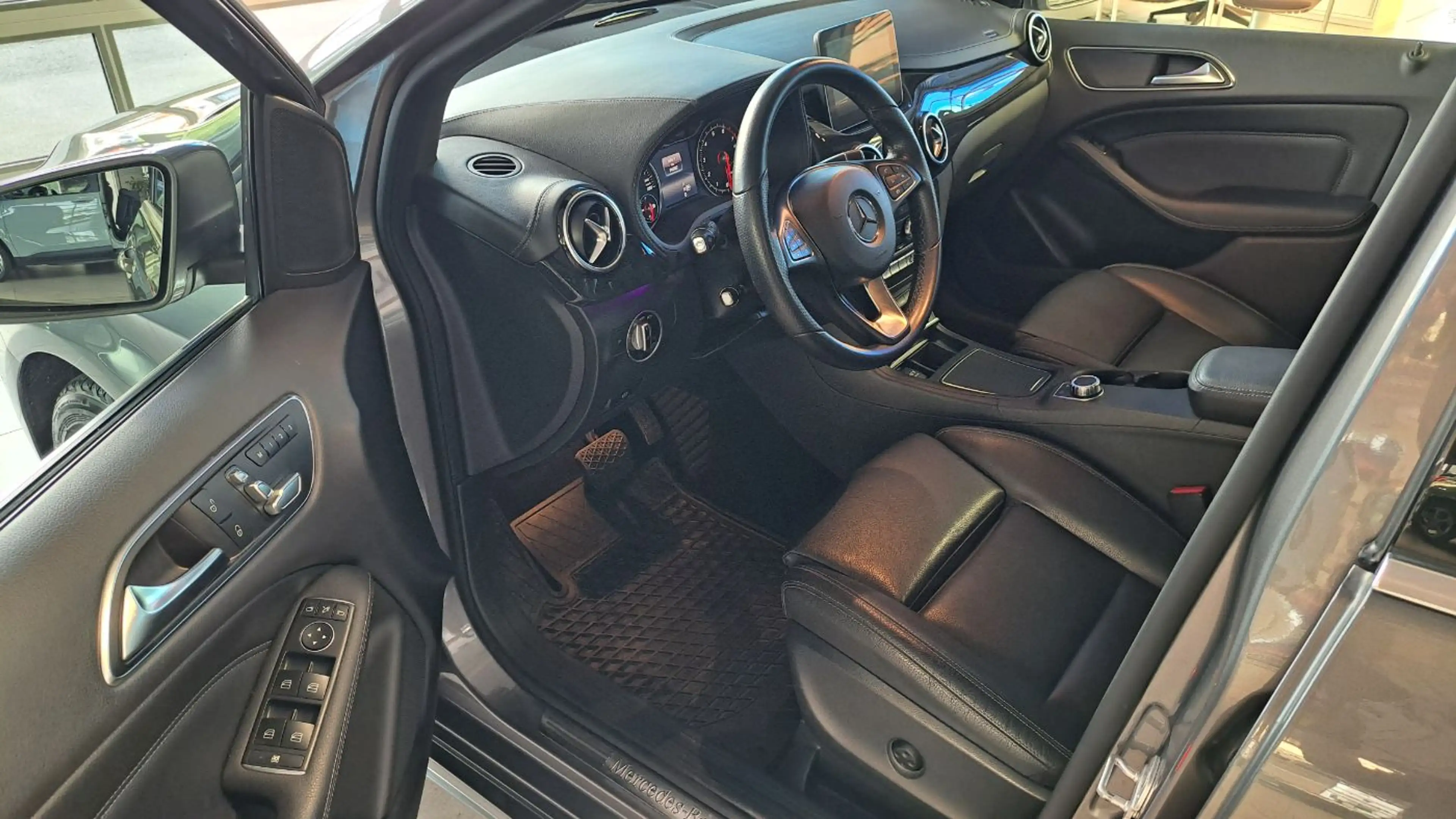 Mercedes-Benz B 220 4Matic Urban AWD LED Navi Pano SHZ Kam. — photo 11
