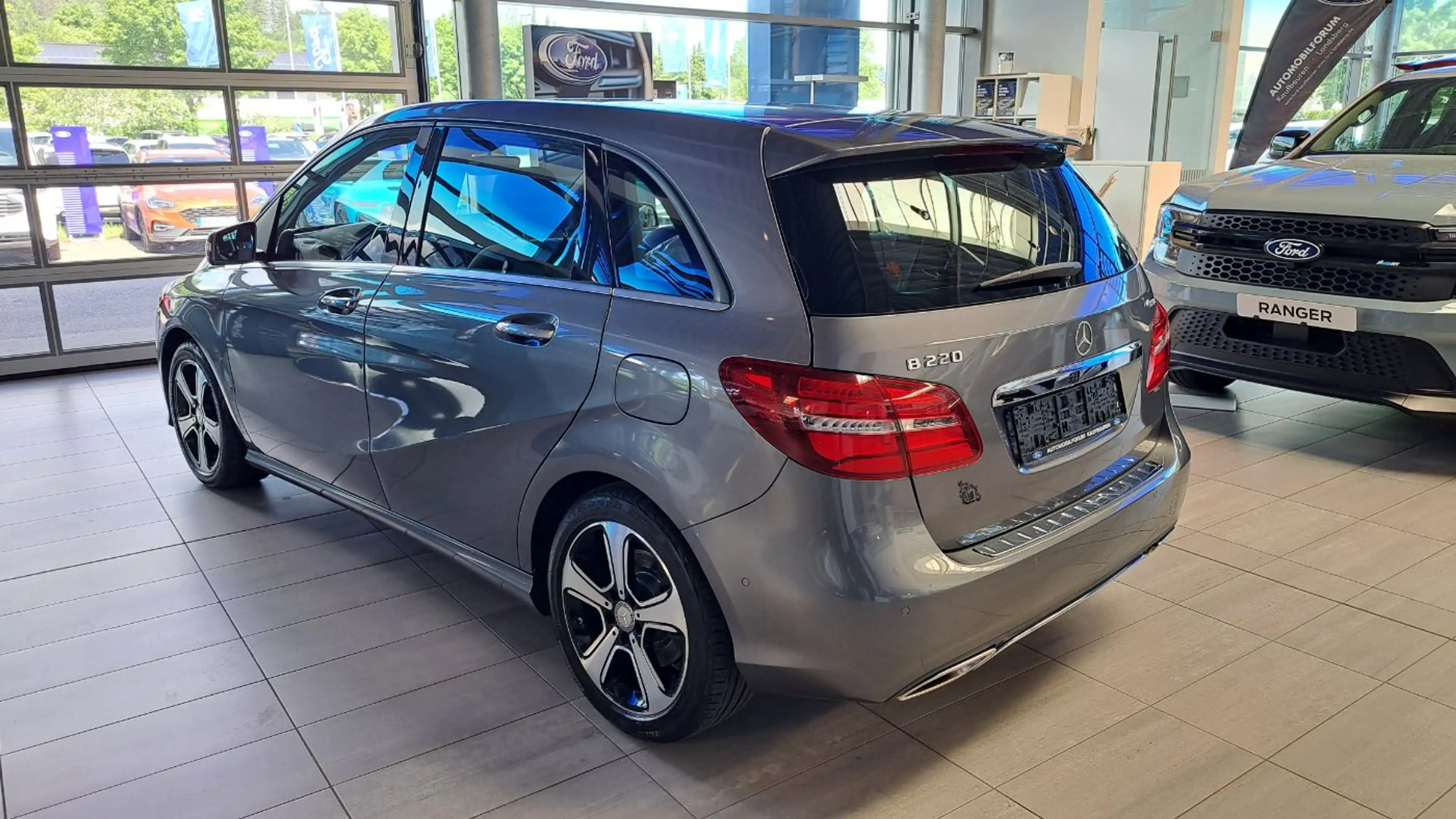 Mercedes-Benz B 220 4Matic Urban AWD LED Navi Pano SHZ Kam. — photo 9