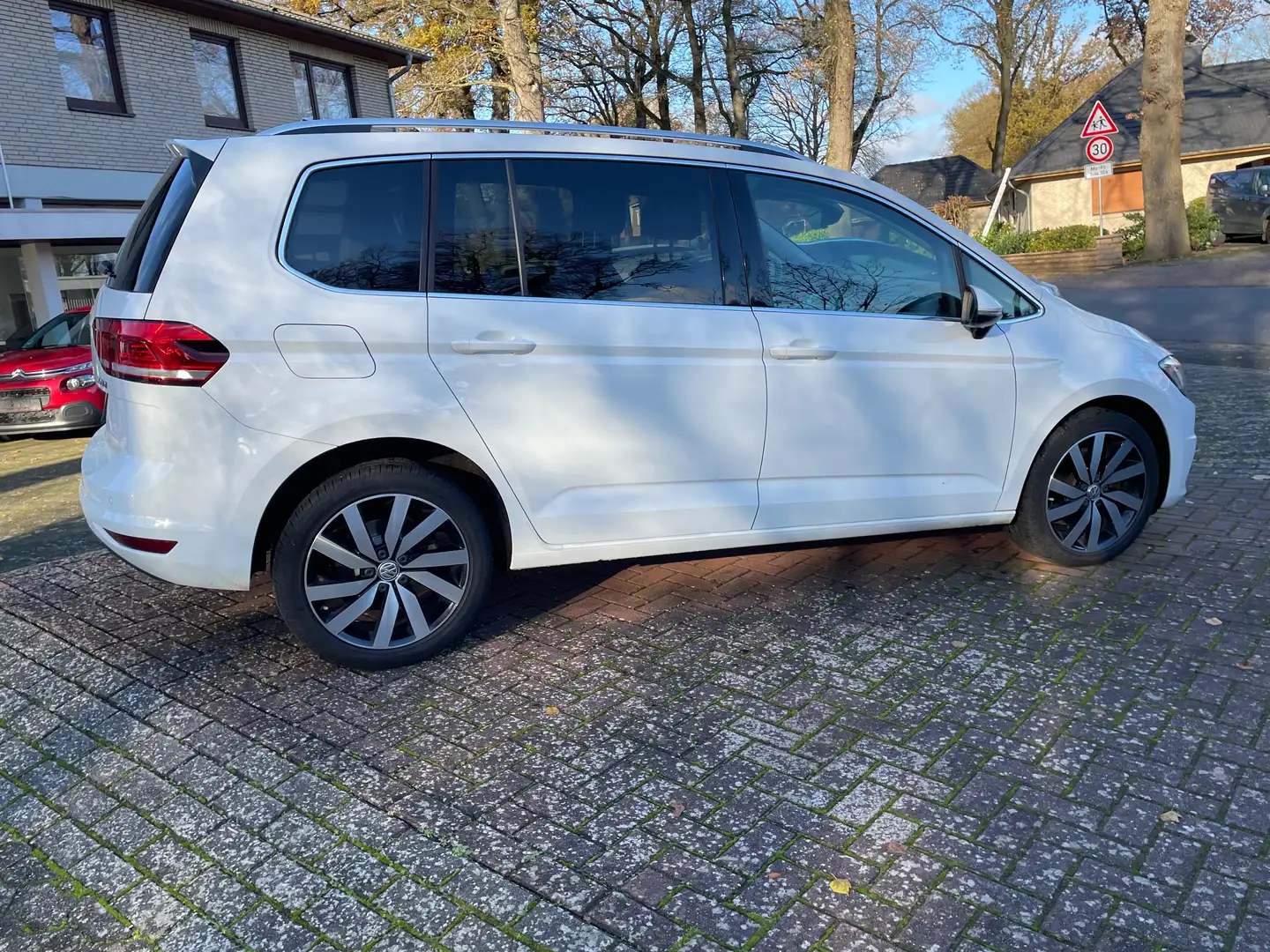 Volkswagen Touran Highline Automatik Standheizung Weiß - 2