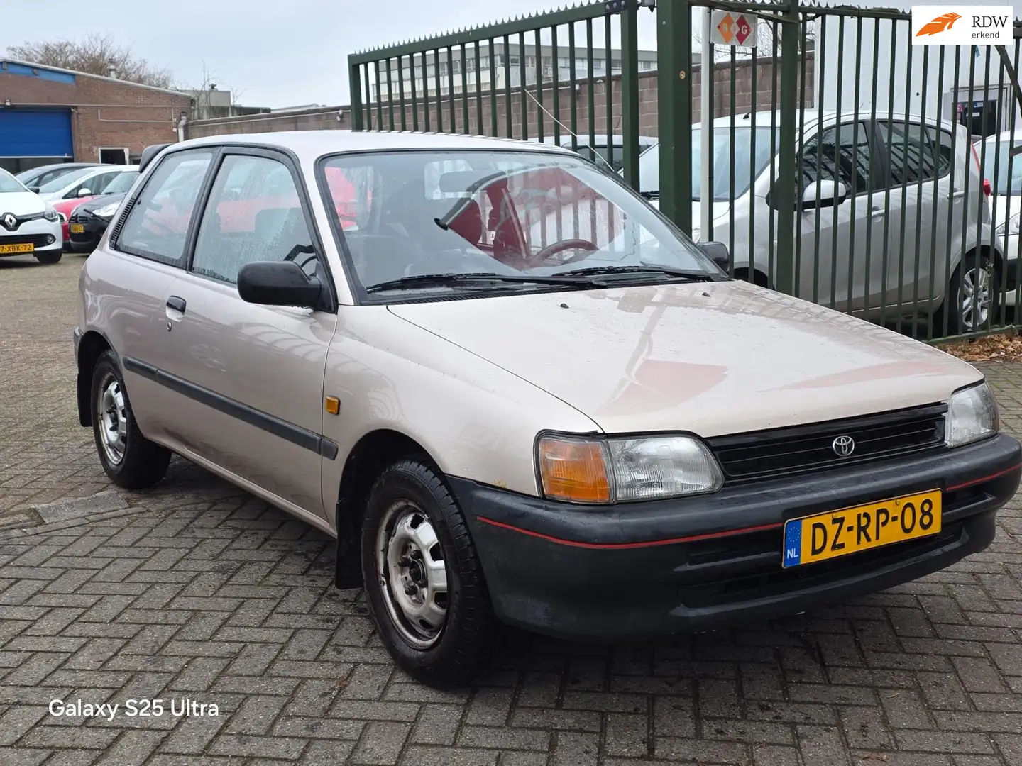 Toyota Starlet 1.3 XLi Automaat Bej - 1