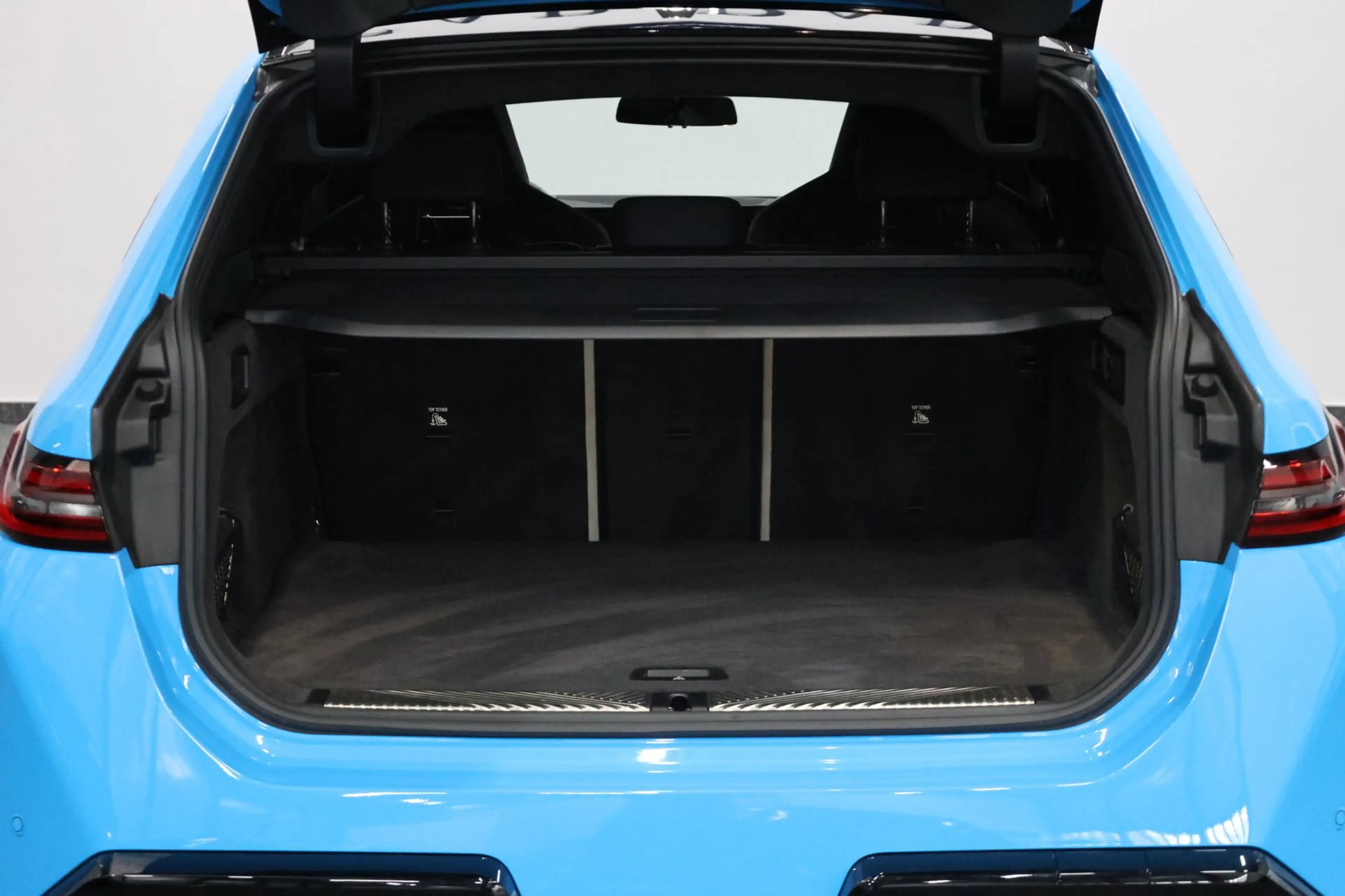 BMW M5 5-serie Touring INDIVIDUAL RIVIERA BLUE/M DRIVERS — photo 35
