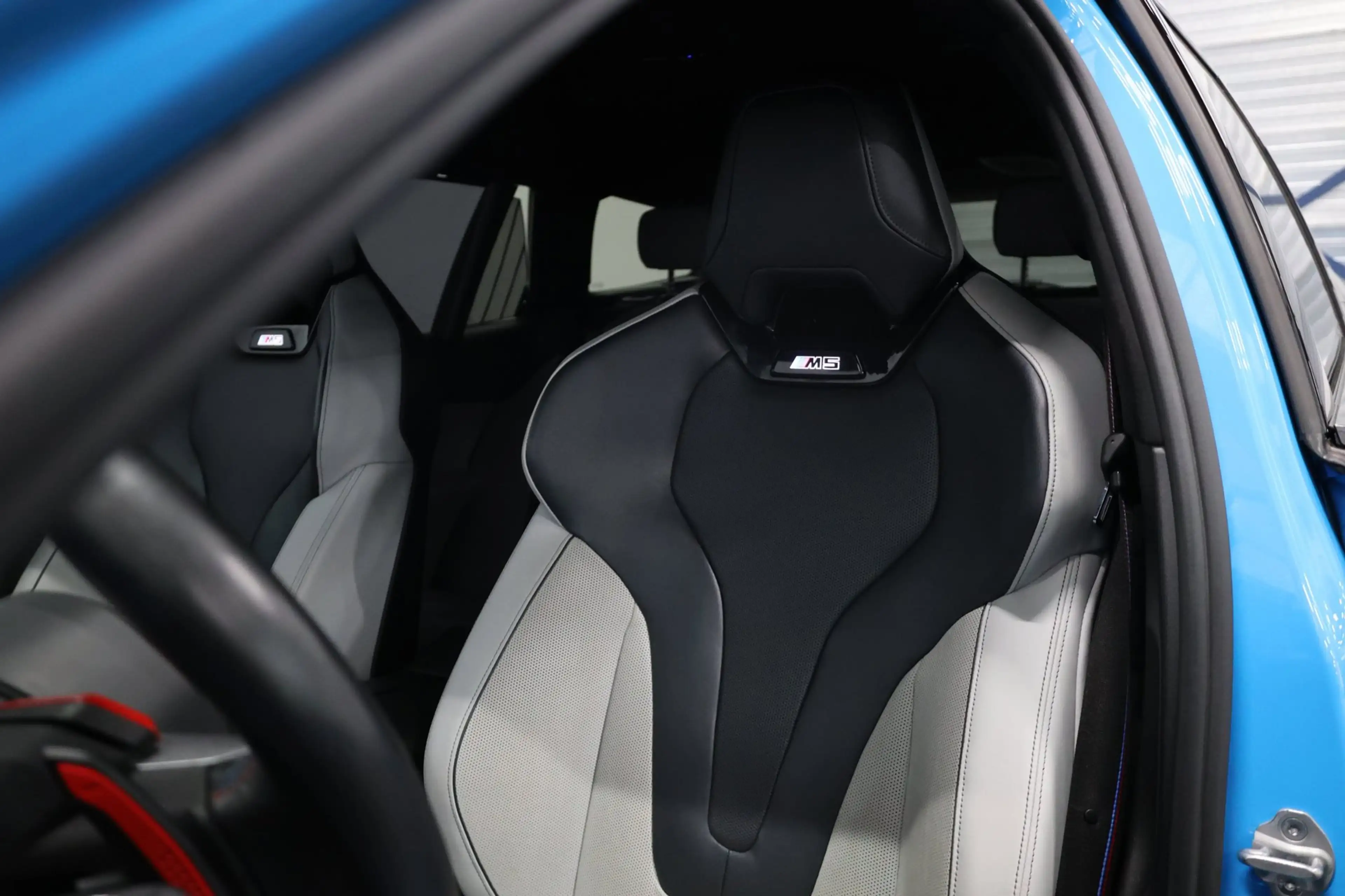 BMW M5 5-serie Touring INDIVIDUAL RIVIERA BLUE/M DRIVERS — photo 11