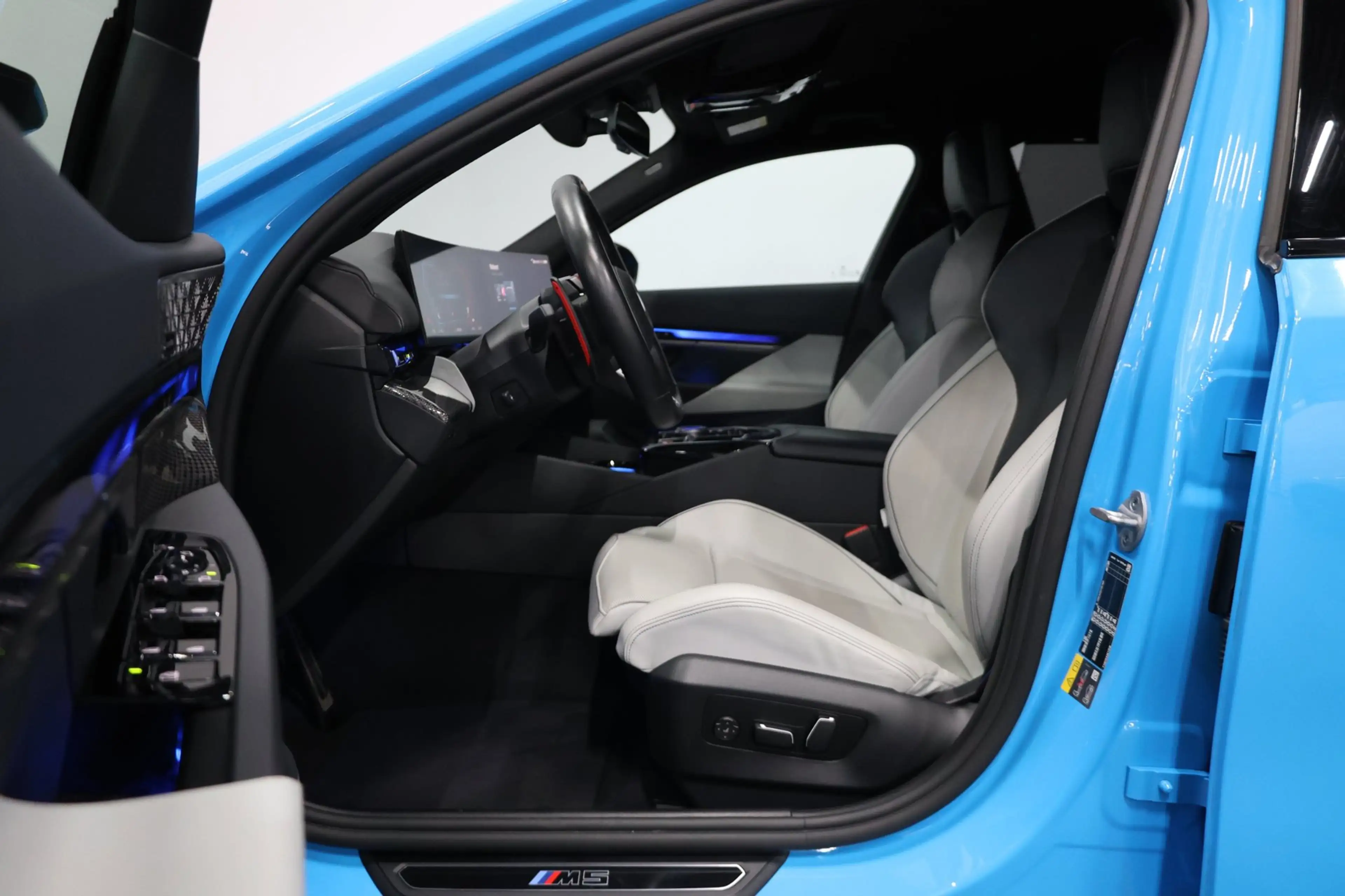 BMW M5 5-serie Touring INDIVIDUAL RIVIERA BLUE/M DRIVERS — photo 12