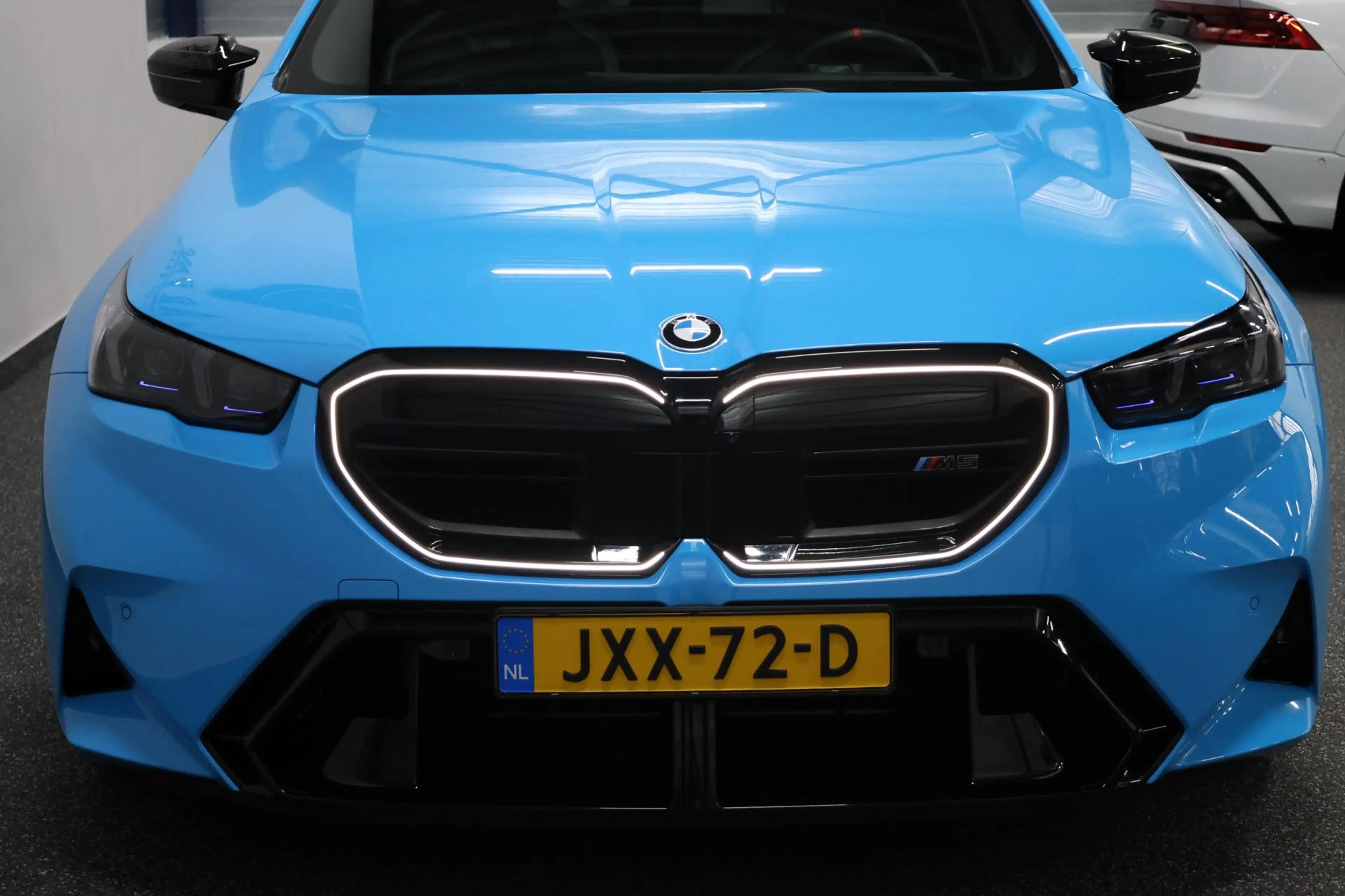 BMW M5 5-serie Touring INDIVIDUAL RIVIERA BLUE/M DRIVERS — photo 32