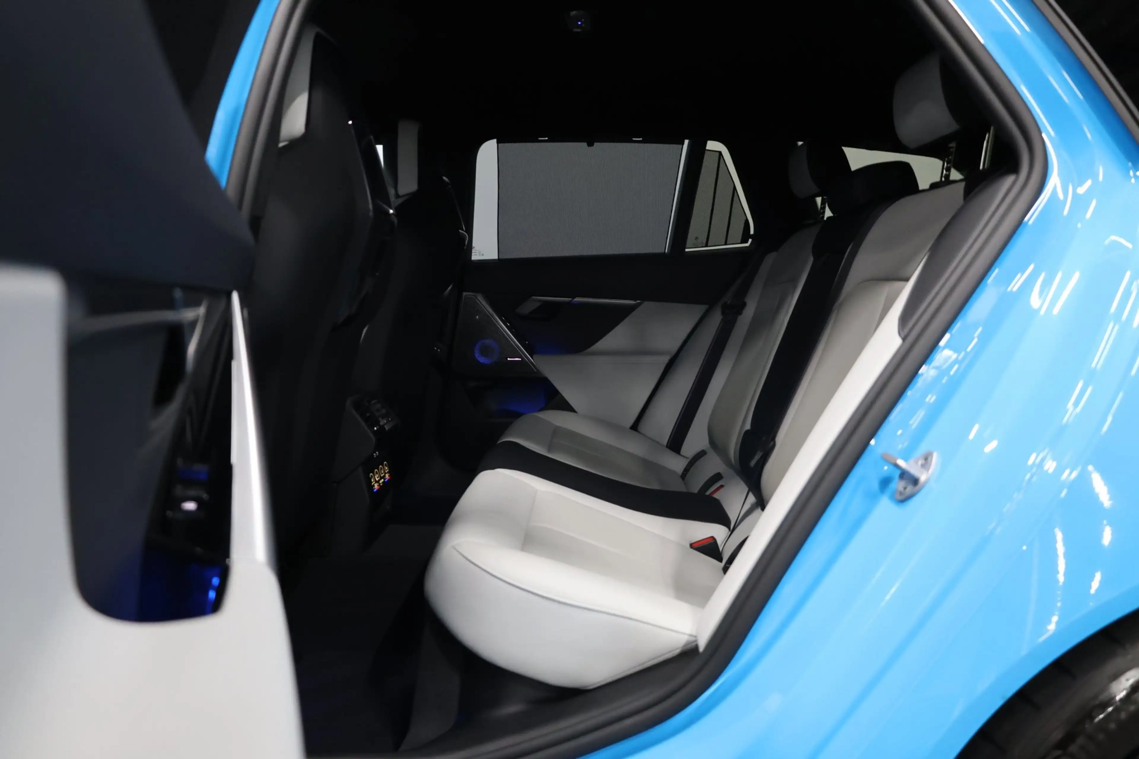 BMW M5 5-serie Touring INDIVIDUAL RIVIERA BLUE/M DRIVERS — photo 13