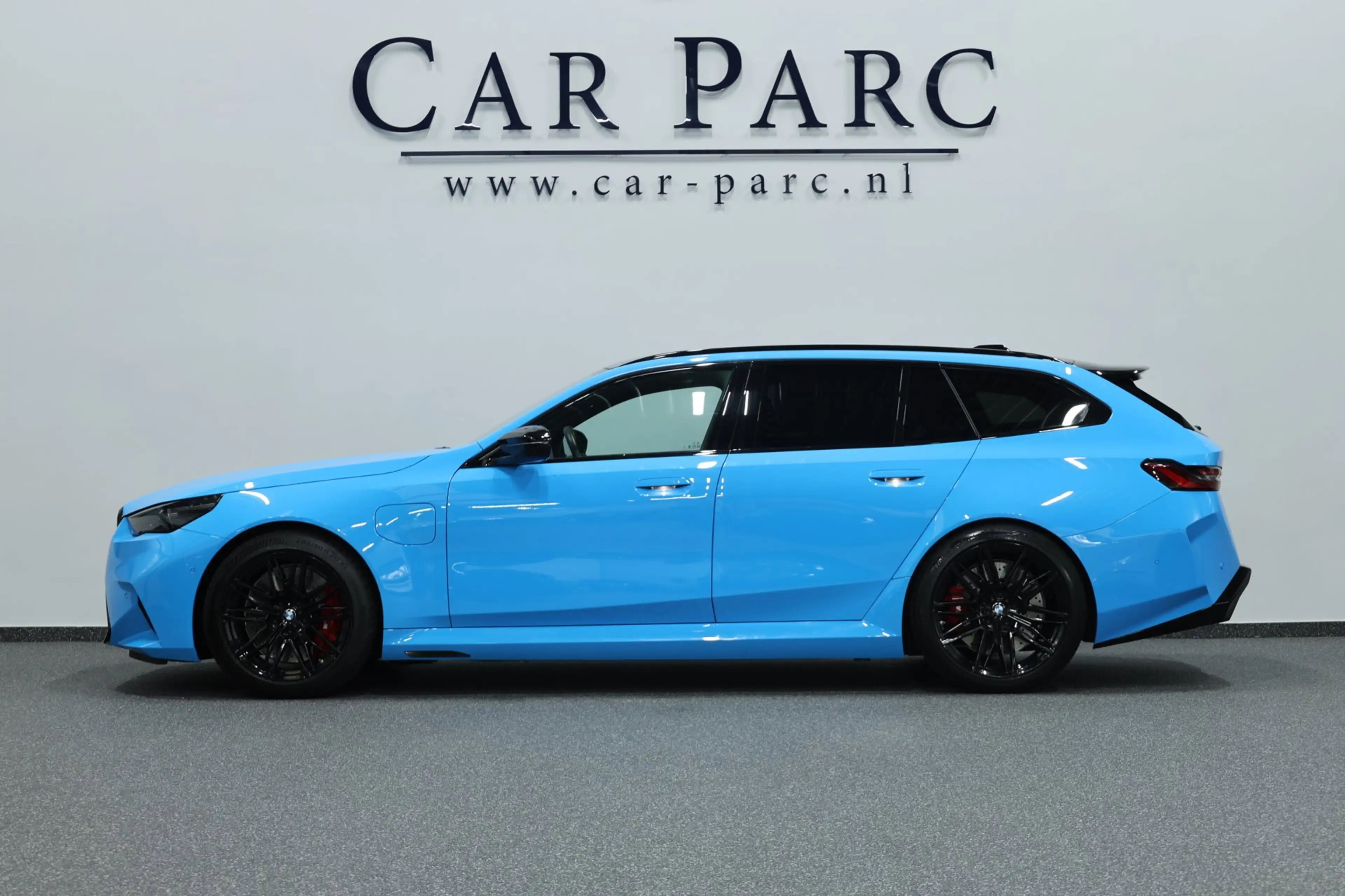 BMW M5 5-serie Touring INDIVIDUAL RIVIERA BLUE/M DRIVERS — photo 9