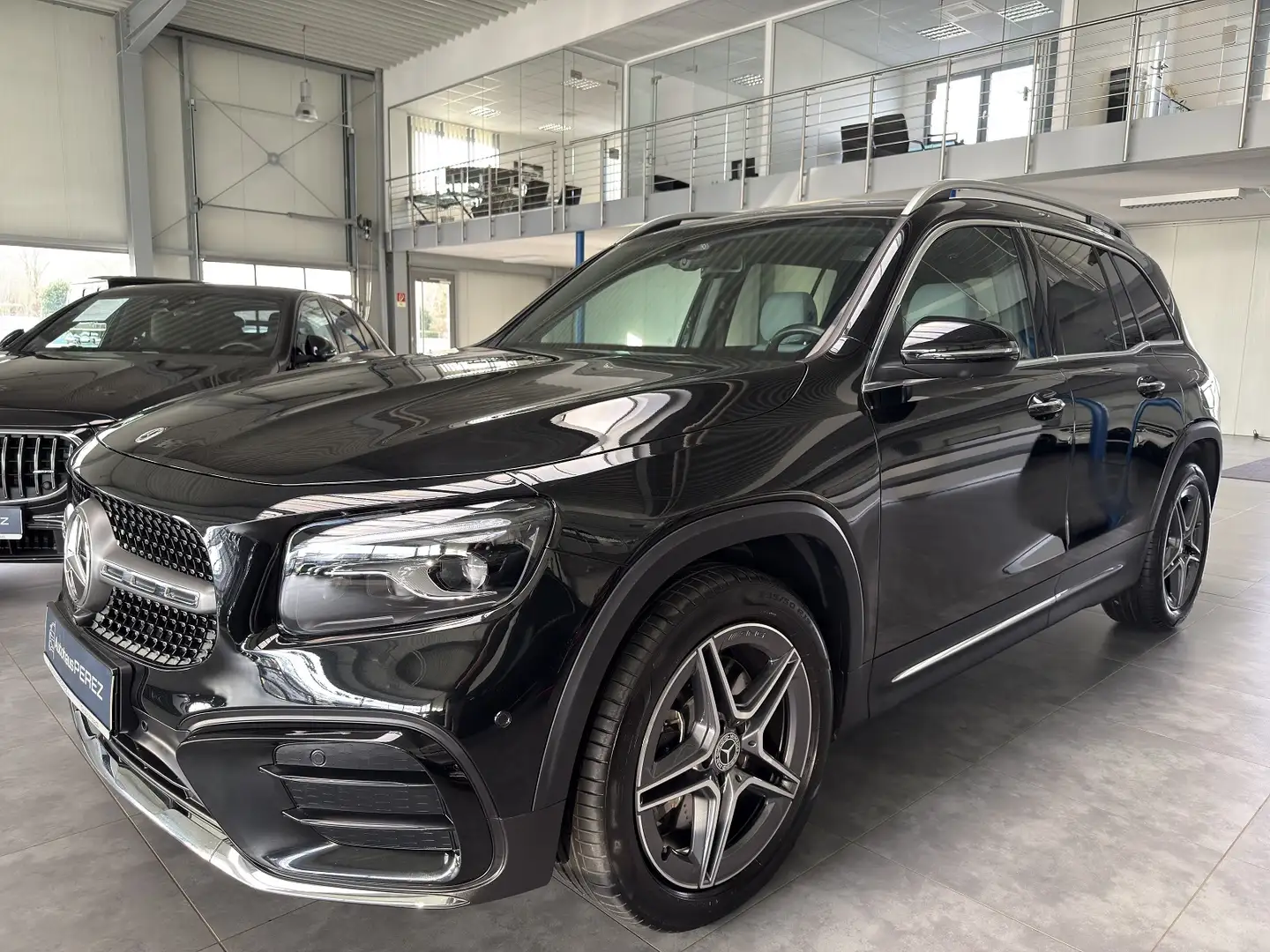 Mercedes-Benz GLB 250 4M AMG PREMIUM+ DISTR.-AHK-PANO-OFFROAD! Schwarz - 2