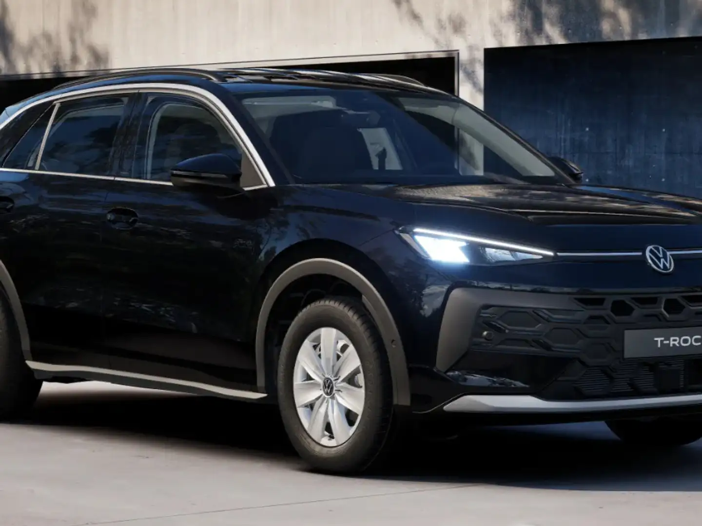 Volkswagen T-Roc Trend First Edition 1.5 eTSI 85 kW / 116 PK SUV 7 Zwart - 1