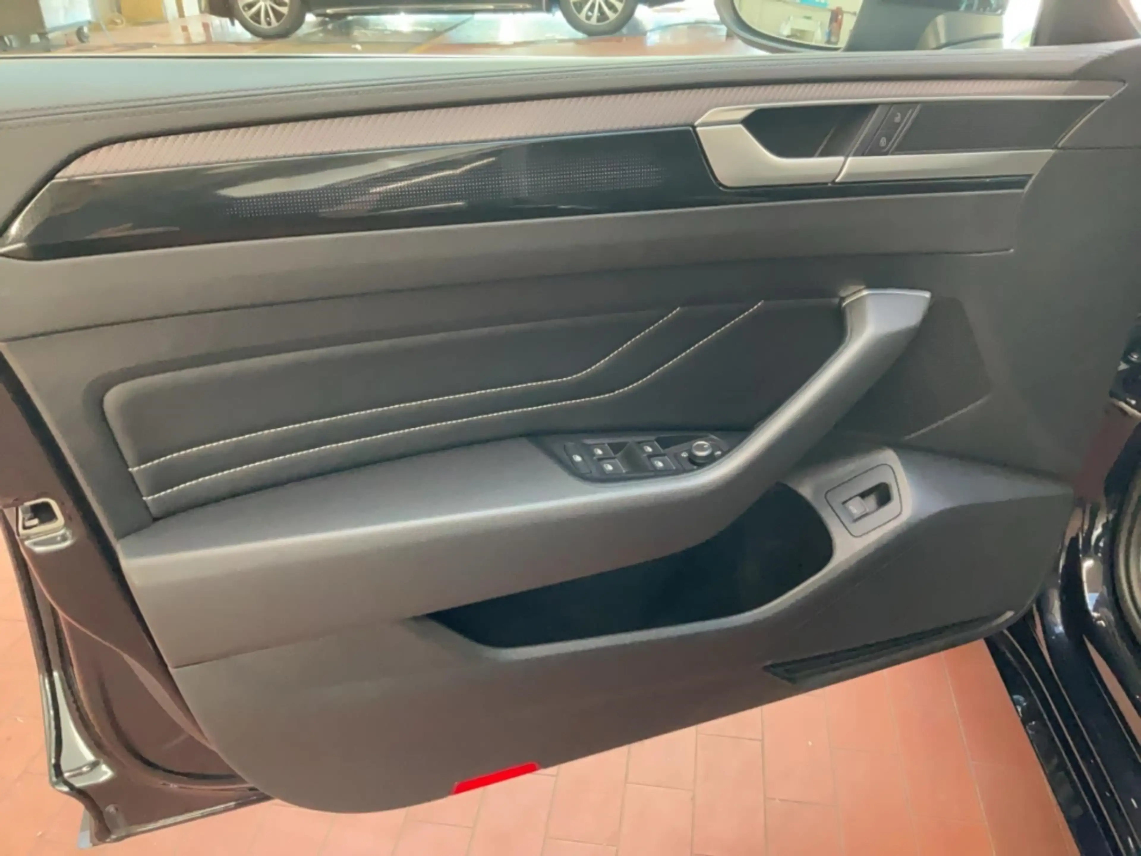 Volkswagen Arteon 2.0 TSI R-Line 4Motion Alu Matrix-LED AHK Pano Nav — photo 12