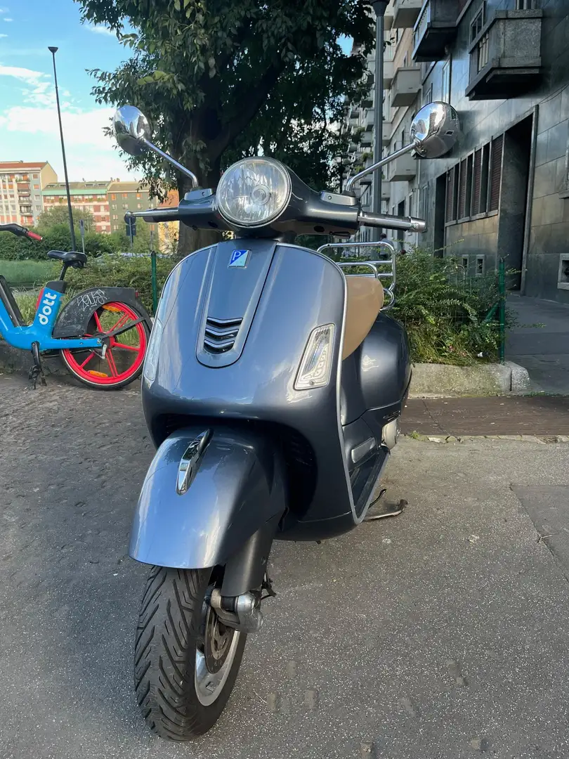 Vespa GTS 300 i,e. ABS Šedá - 1