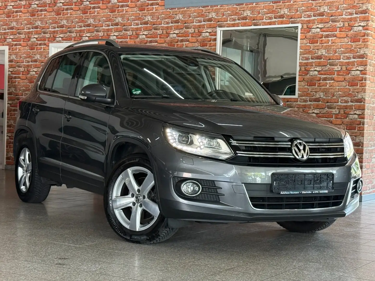 Volkswagen Tiguan Sport & Style-Xenon-AHK-SHZ-Standheizung! Grau - 1