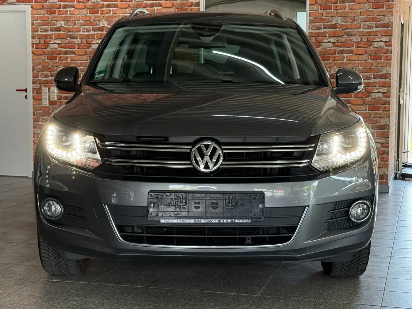 Volkswagen Tiguan Sport & Style-Xenon-AHK-SHZ-Standheizung! Grau - 2