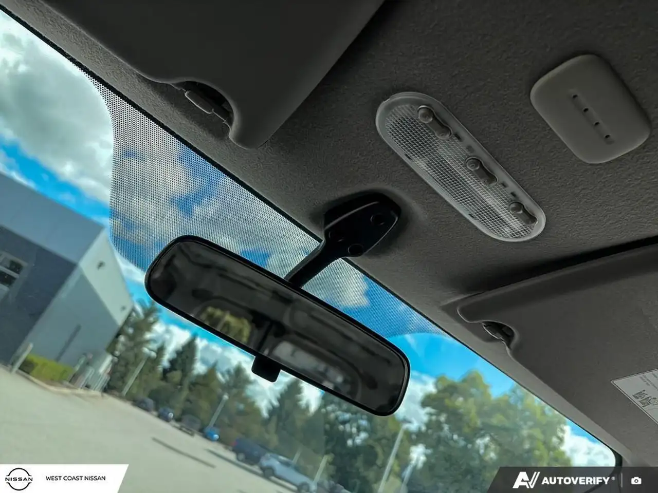Nissan NV200 снимка Nissan NV200