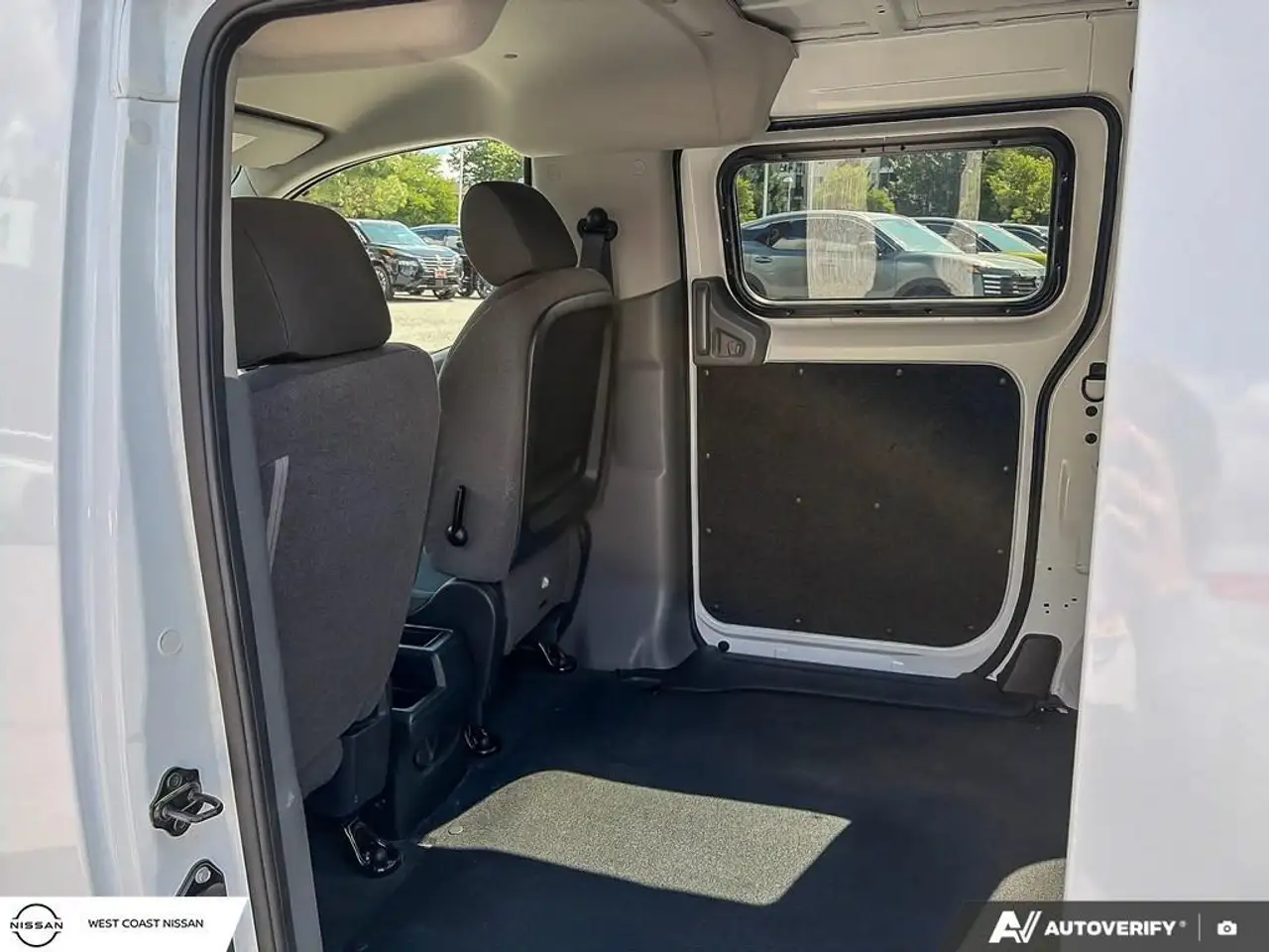 Nissan NV200 снимка Nissan NV200