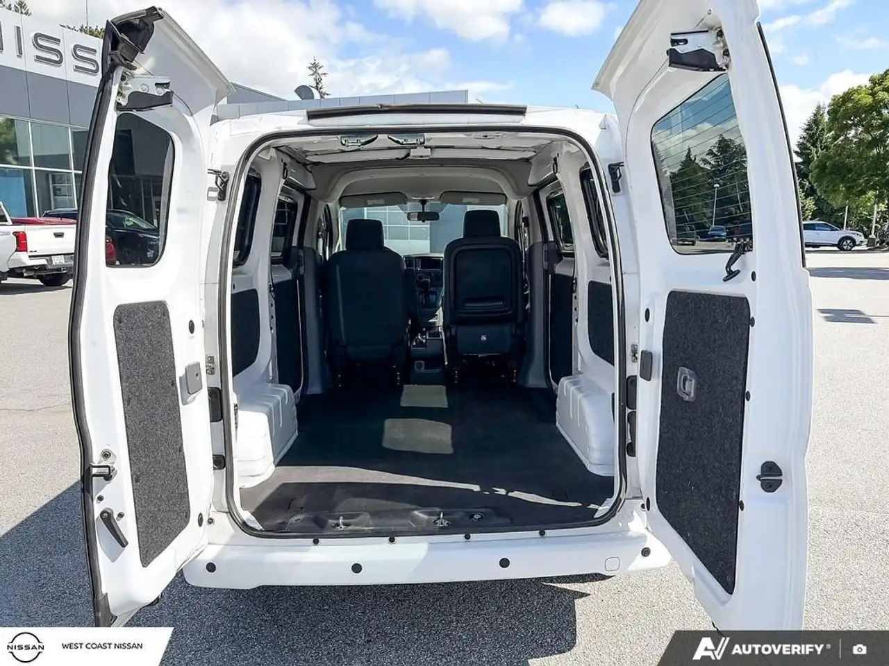 Nissan NV200 снимка Nissan NV200
