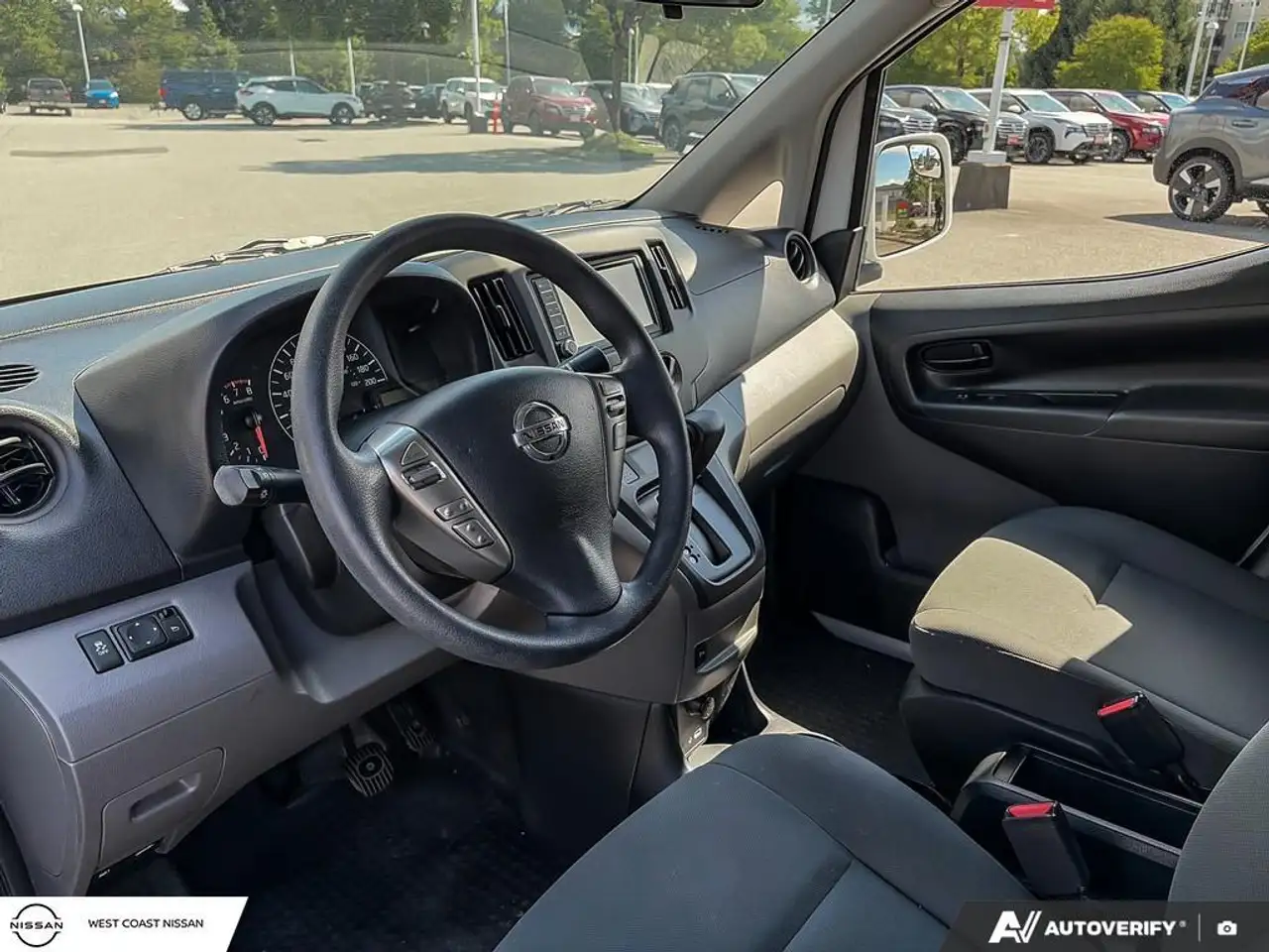 Nissan NV200 снимка Nissan NV200
