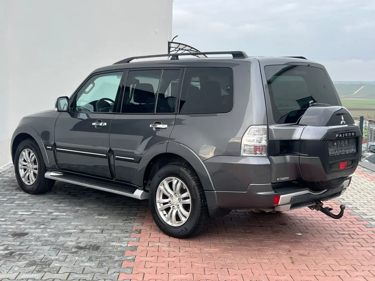 Mitsubishi Pajero 3.2 DI-D Top*NUR 112TKM*STDHZG*1HAND*AHK* Grau - 2