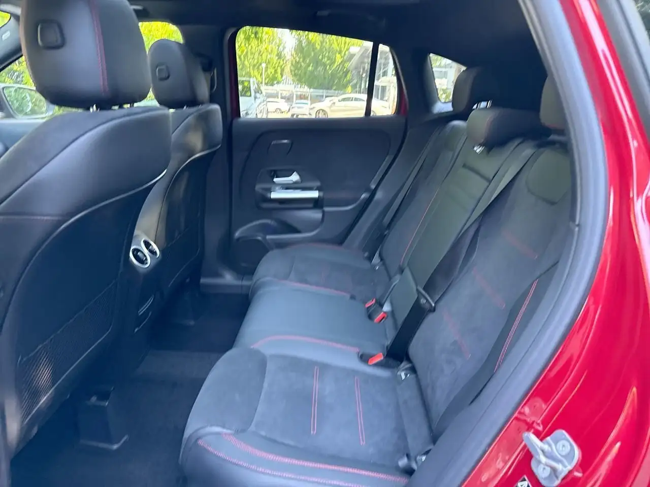 Mercedes-Benz GLA снимка Mercedes-Benz GLA