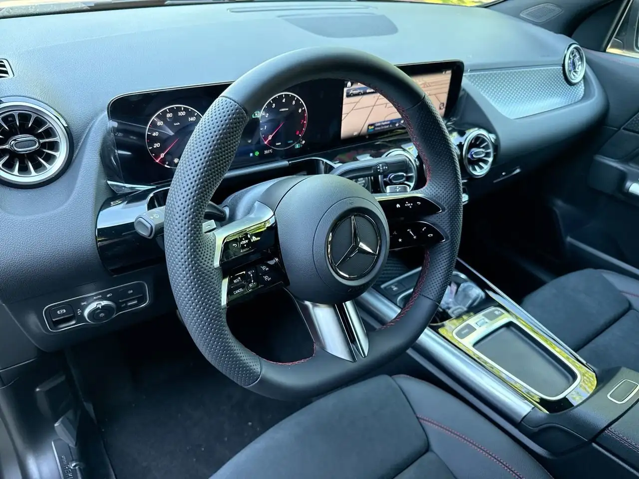Mercedes-Benz GLA снимка Mercedes-Benz GLA