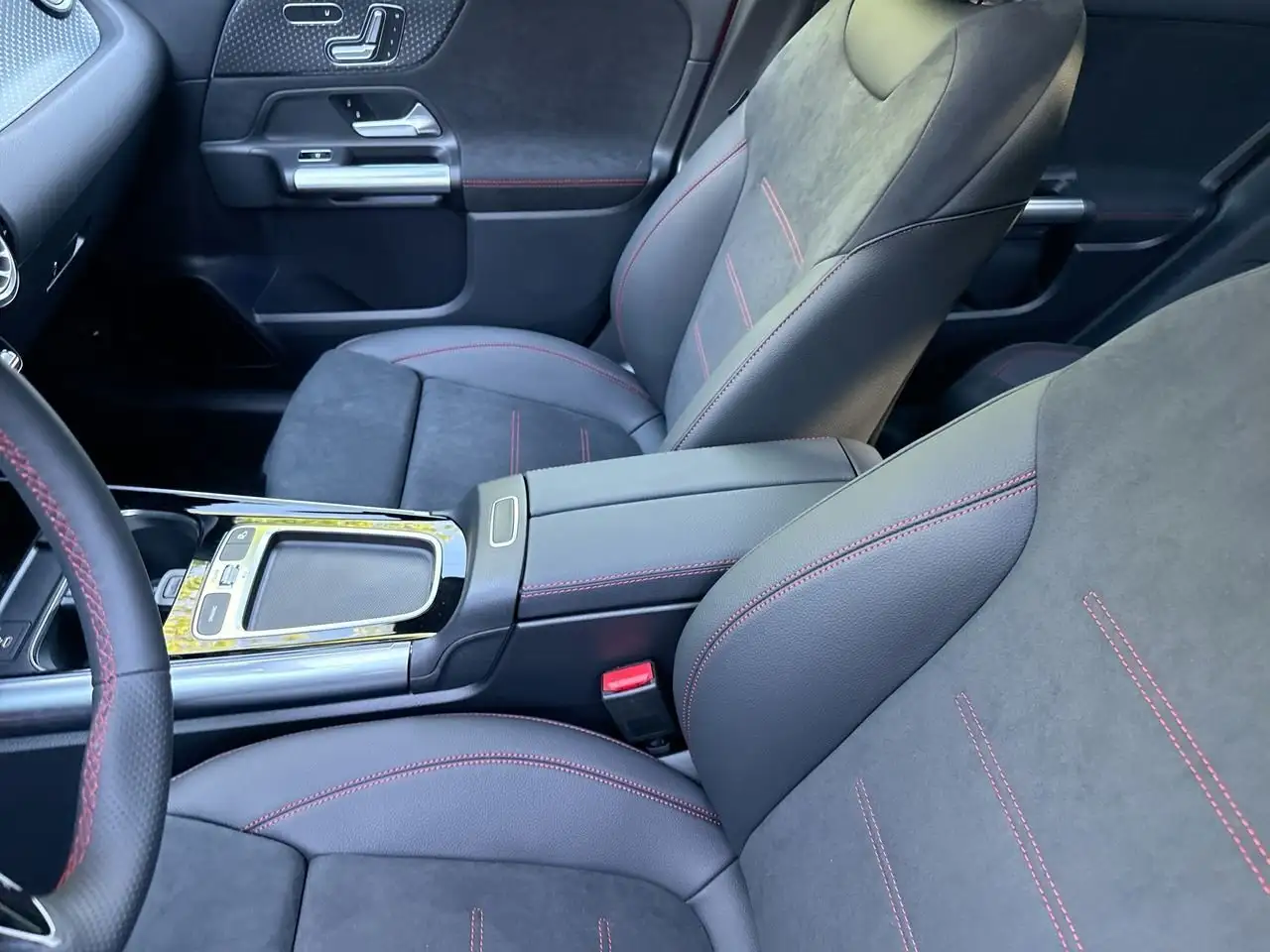 Mercedes-Benz GLA снимка Mercedes-Benz GLA