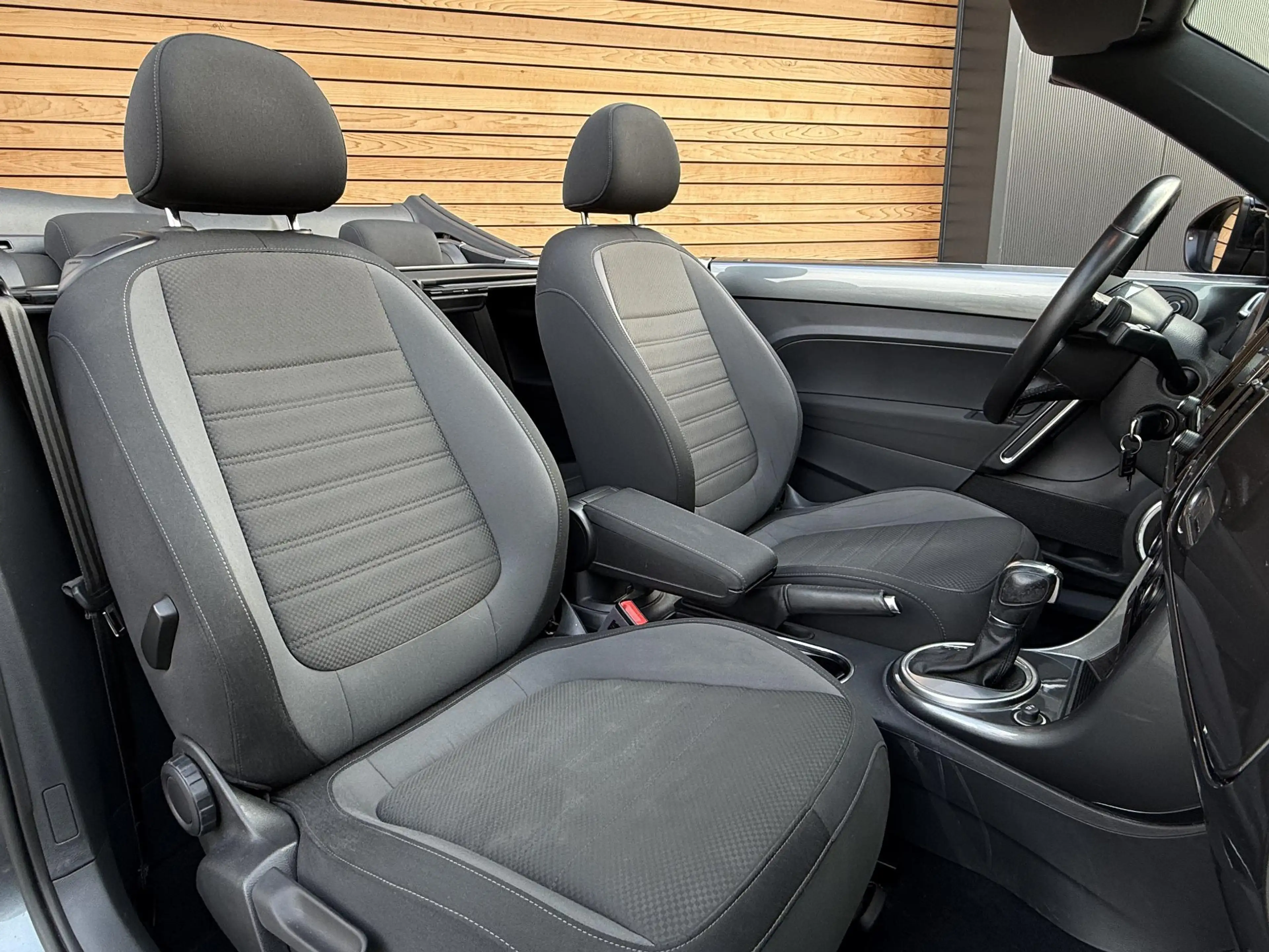 Volkswagen Beetle Cabriolet 1.4 TSI Dune FENDER-AUDIO|CRUISE|NAVI|PD — photo 4