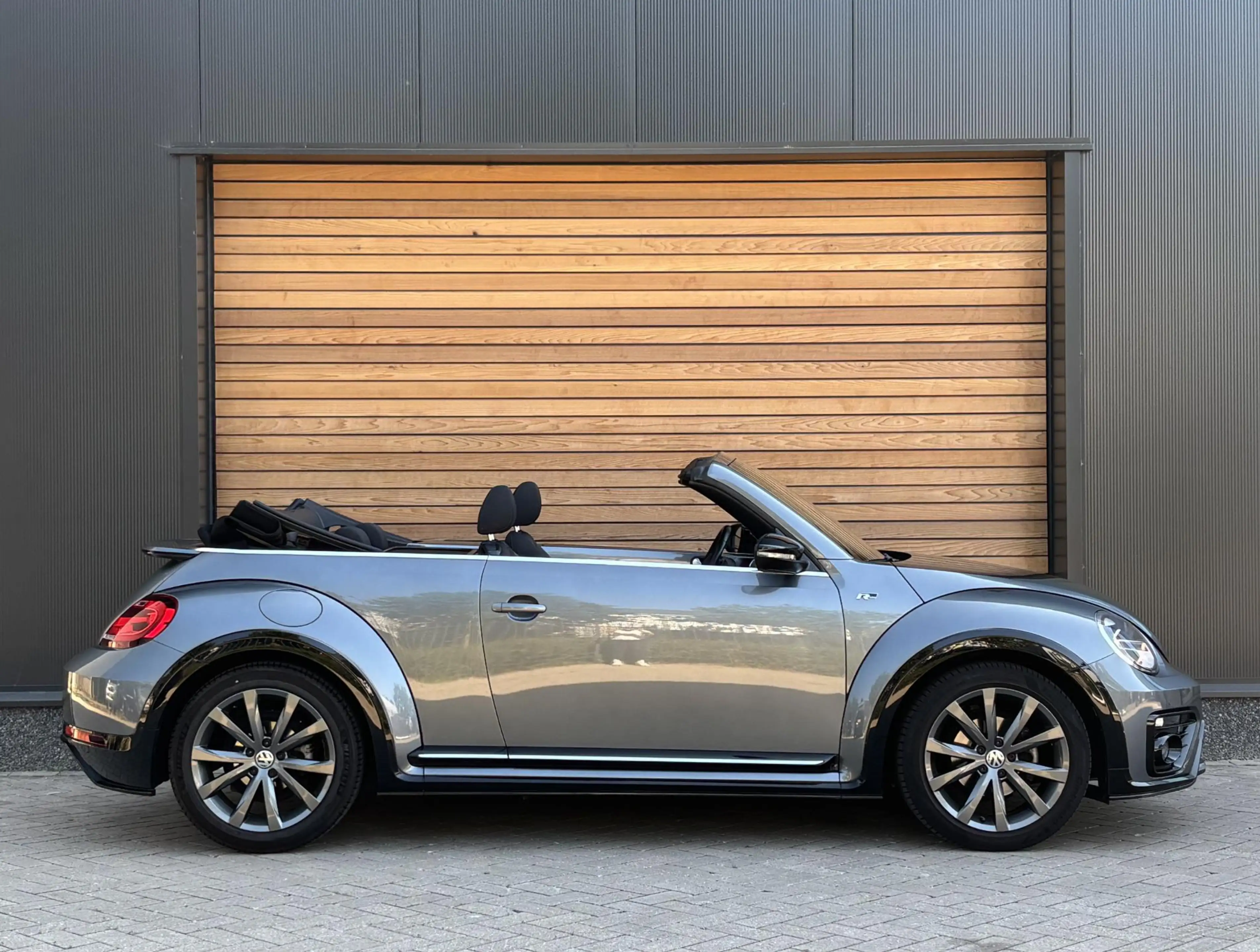 Volkswagen Beetle Cabriolet 1.4 TSI Dune FENDER-AUDIO|CRUISE|NAVI|PD — photo 2
