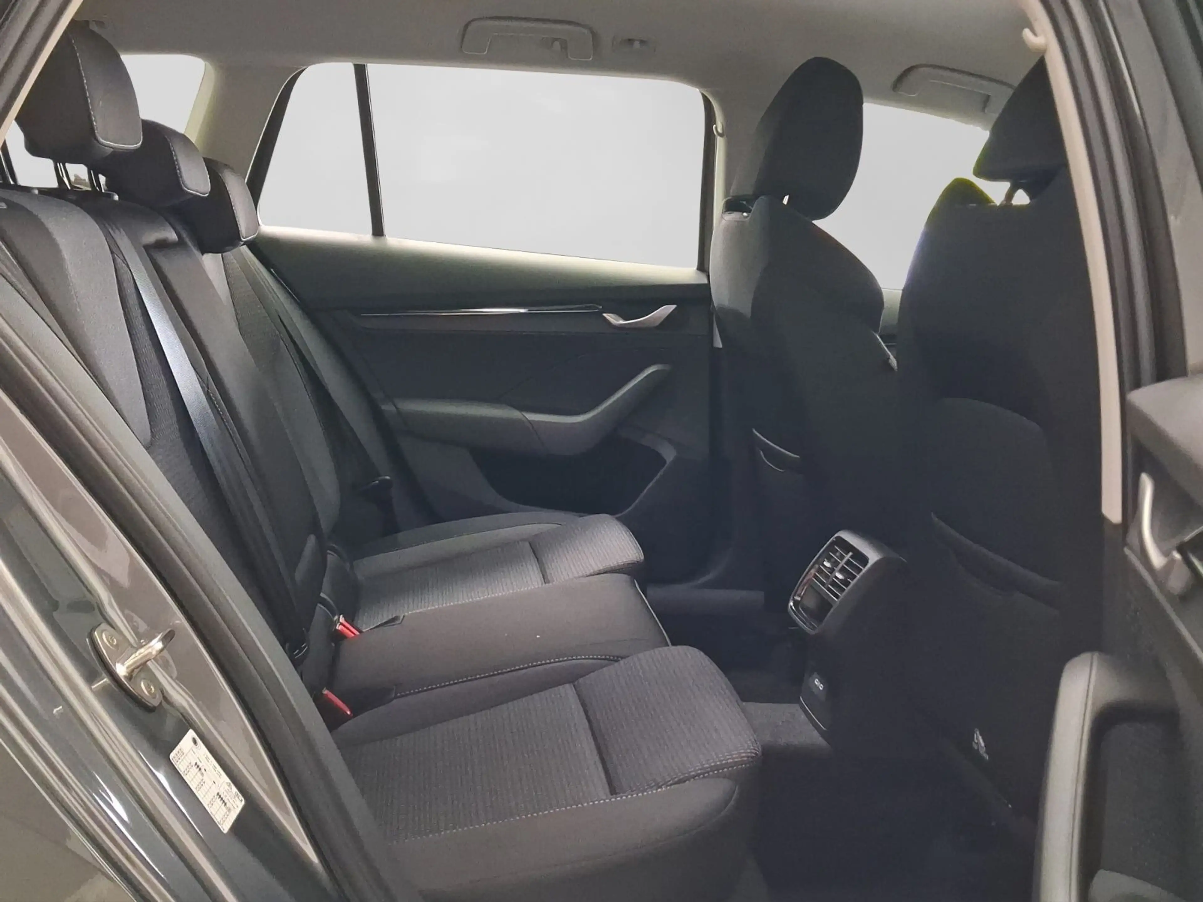 Skoda Octavia Combi 1.5 TSI Selection LED SITZH PDC+ L — photo 6