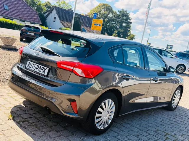 Ford Focus view 6