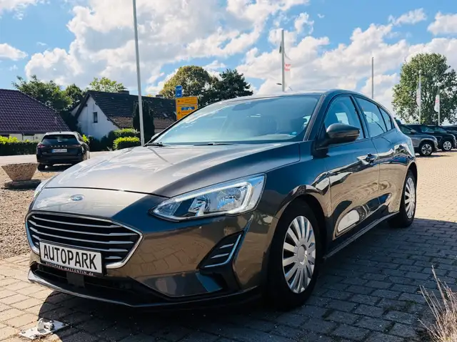 Ford Focus view 3