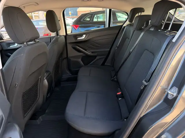 Ford Focus view 15
