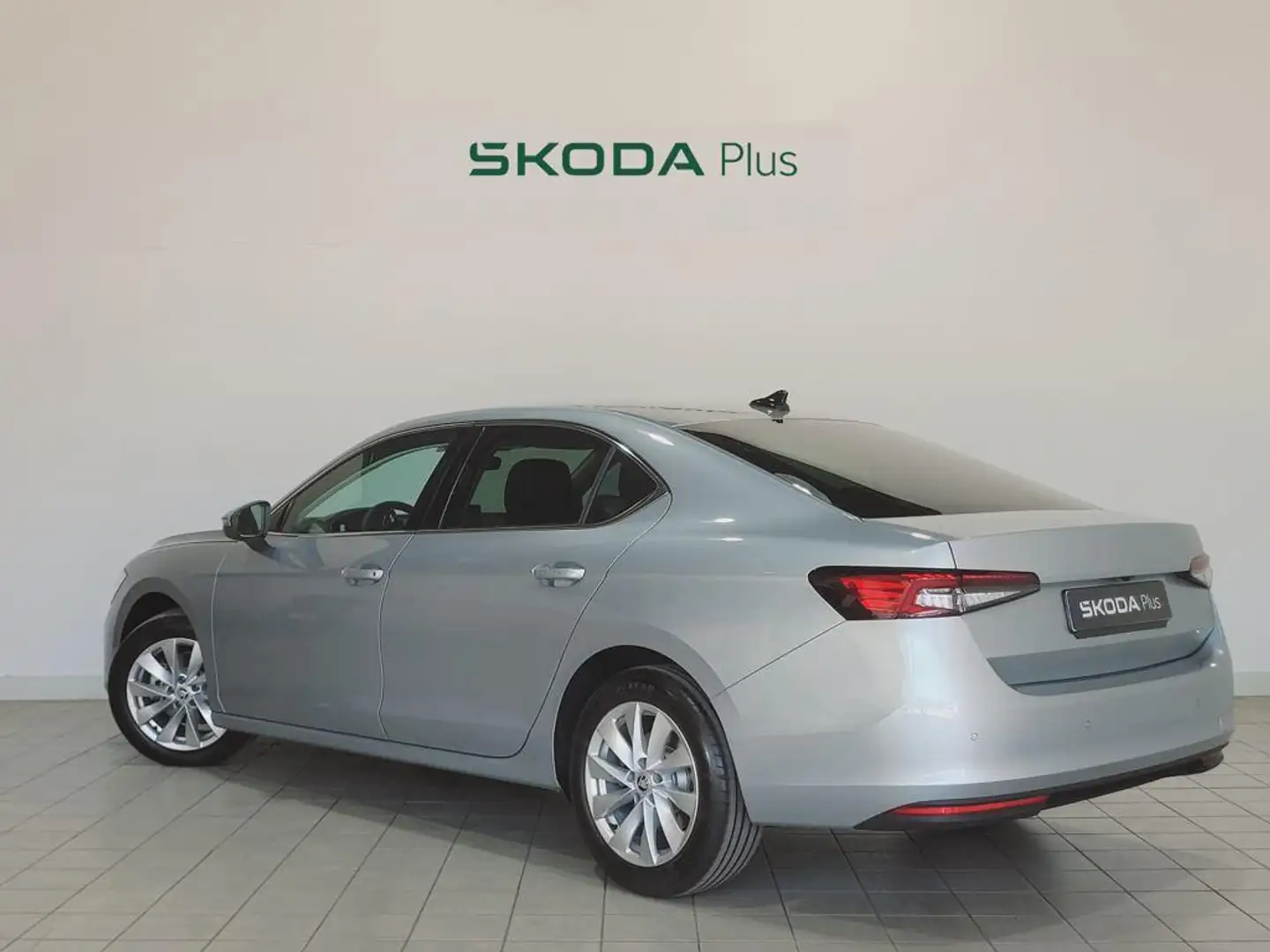 Skoda Superb 2.0 TDI Selection DSG 110kW Plateado - 2