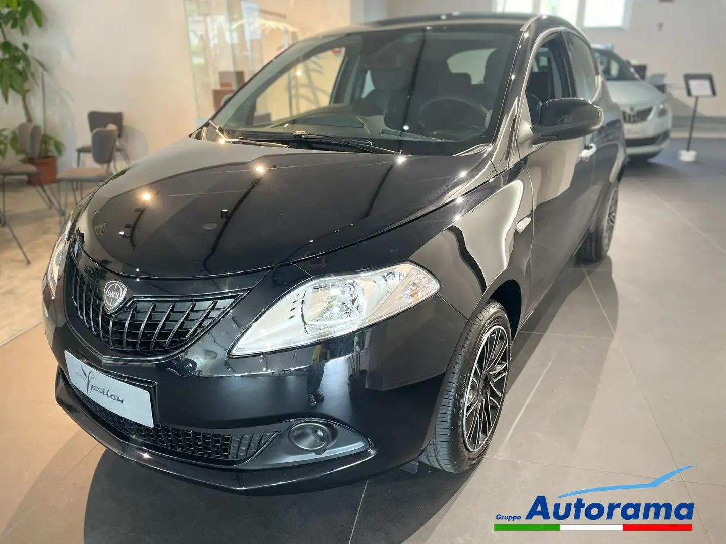 Lancia Ypsilon 1.0 Hybrid 70CV ORO MY24 Bianco - 1