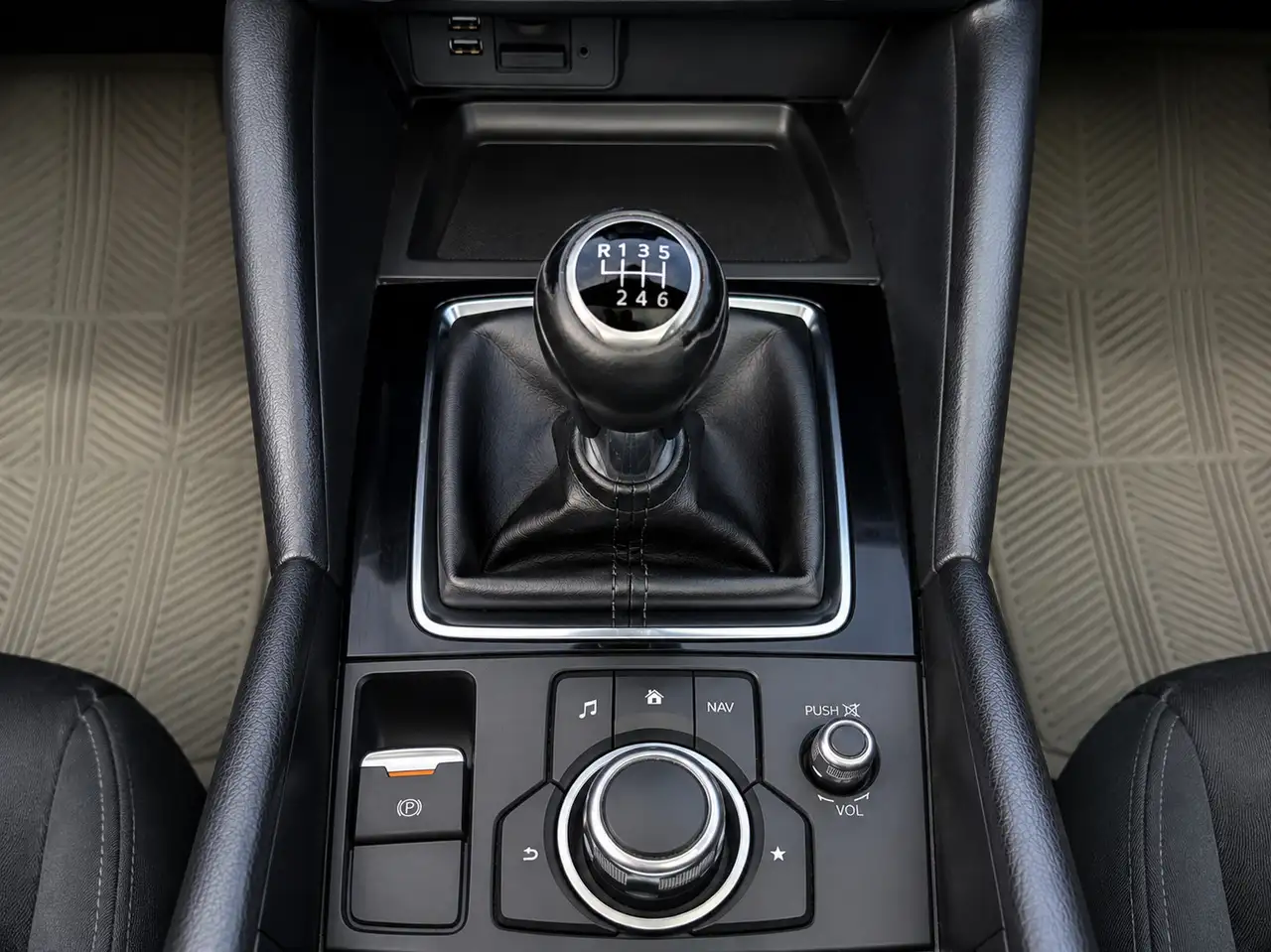 Mazda 3 снимка Mazda 3