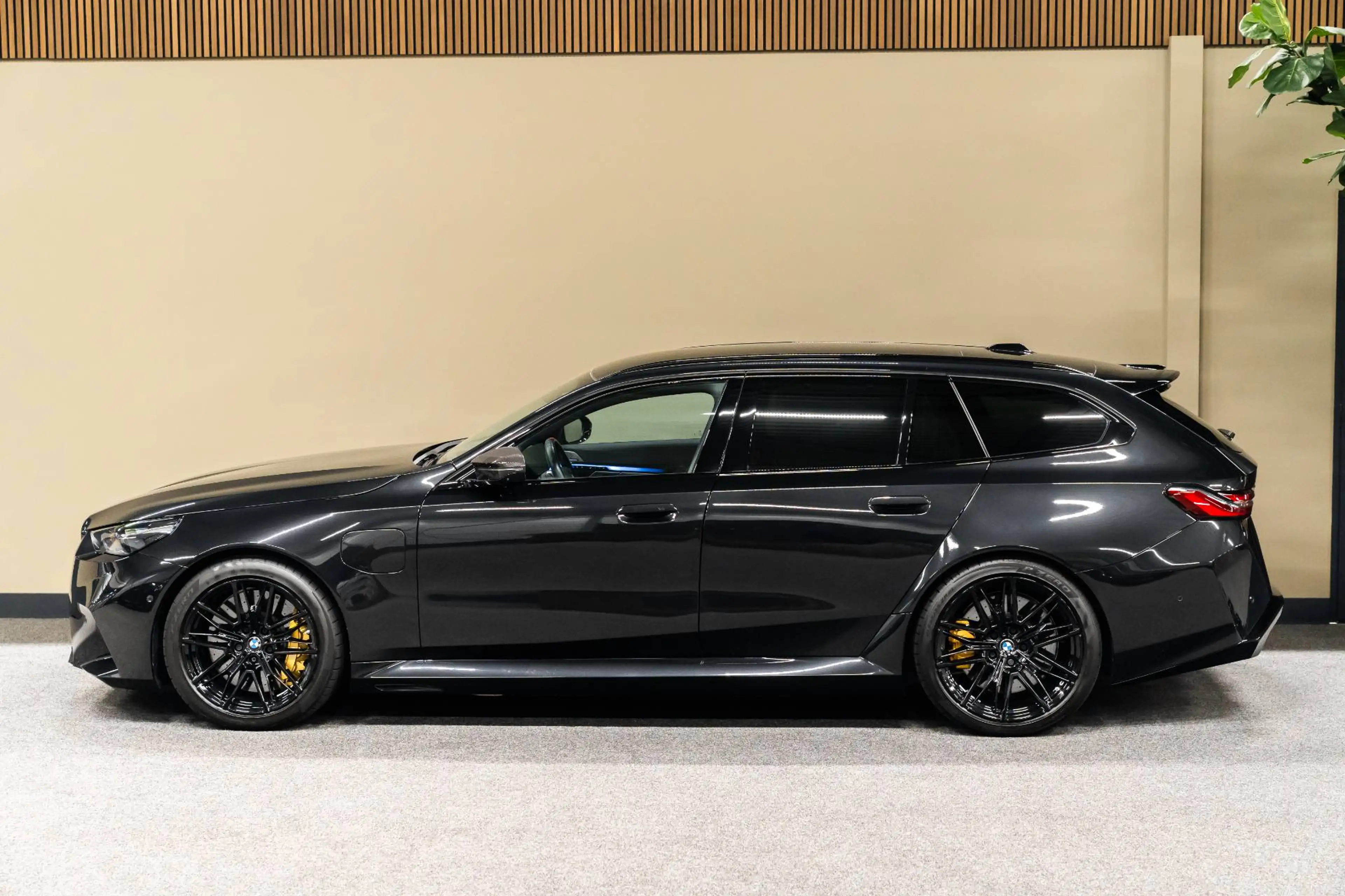 BMW M5 Touring CERAMIC.M-DRIVE PACK.T.HAAK. B&W AUDIO — photo 4