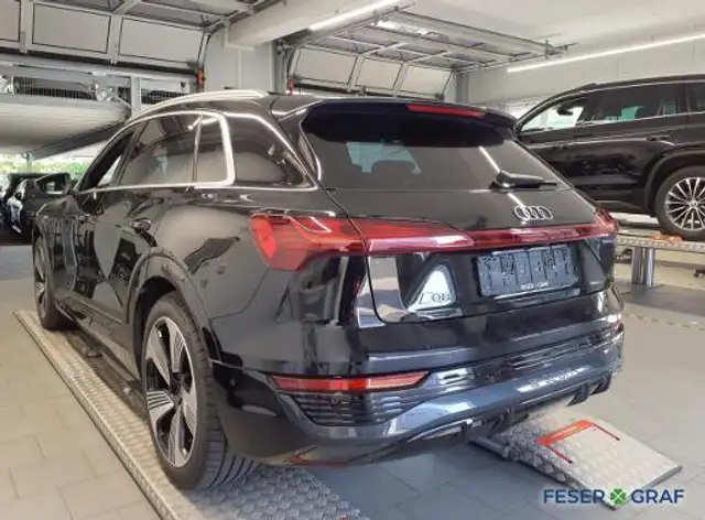 Audi Q8 E-Tron view 4