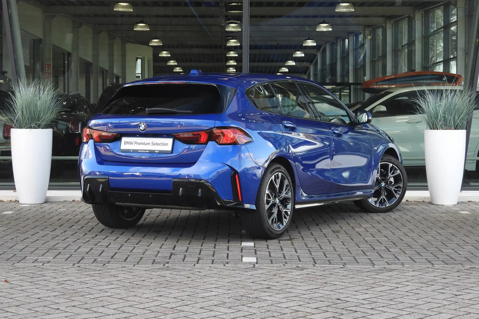 BMW 120 1 Serie M Sport Automaat / Sportstoelen / Adaptiev Blauw - 2