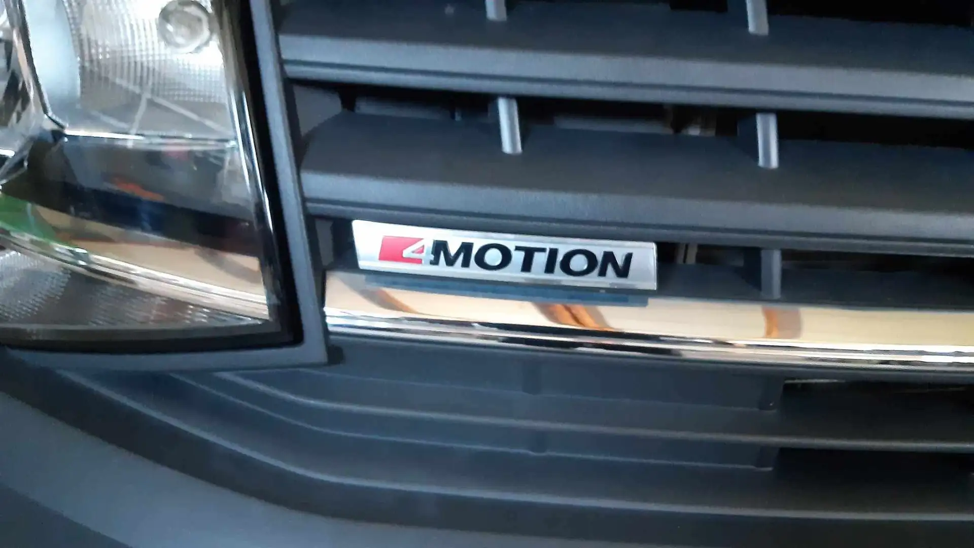 Volkswagen T6 Transporter 2.0 TDi SCR 4Motion BMT Grijs - 2