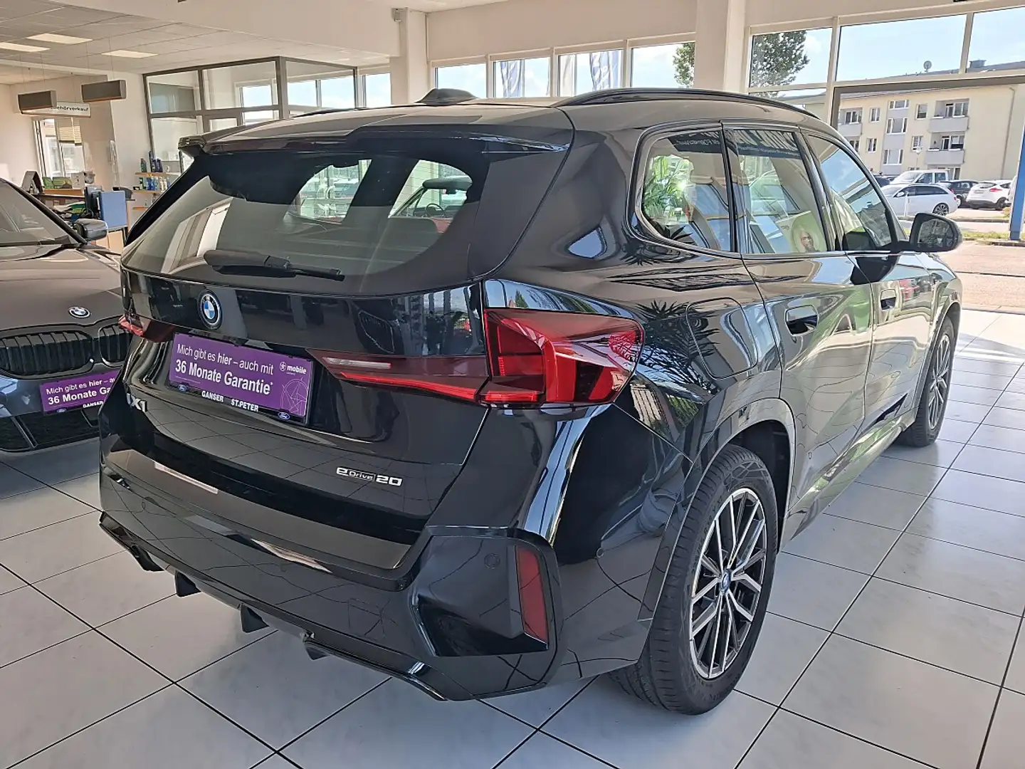 BMW iX1 eDrive20 eDrive M Sport Schwarz - 2