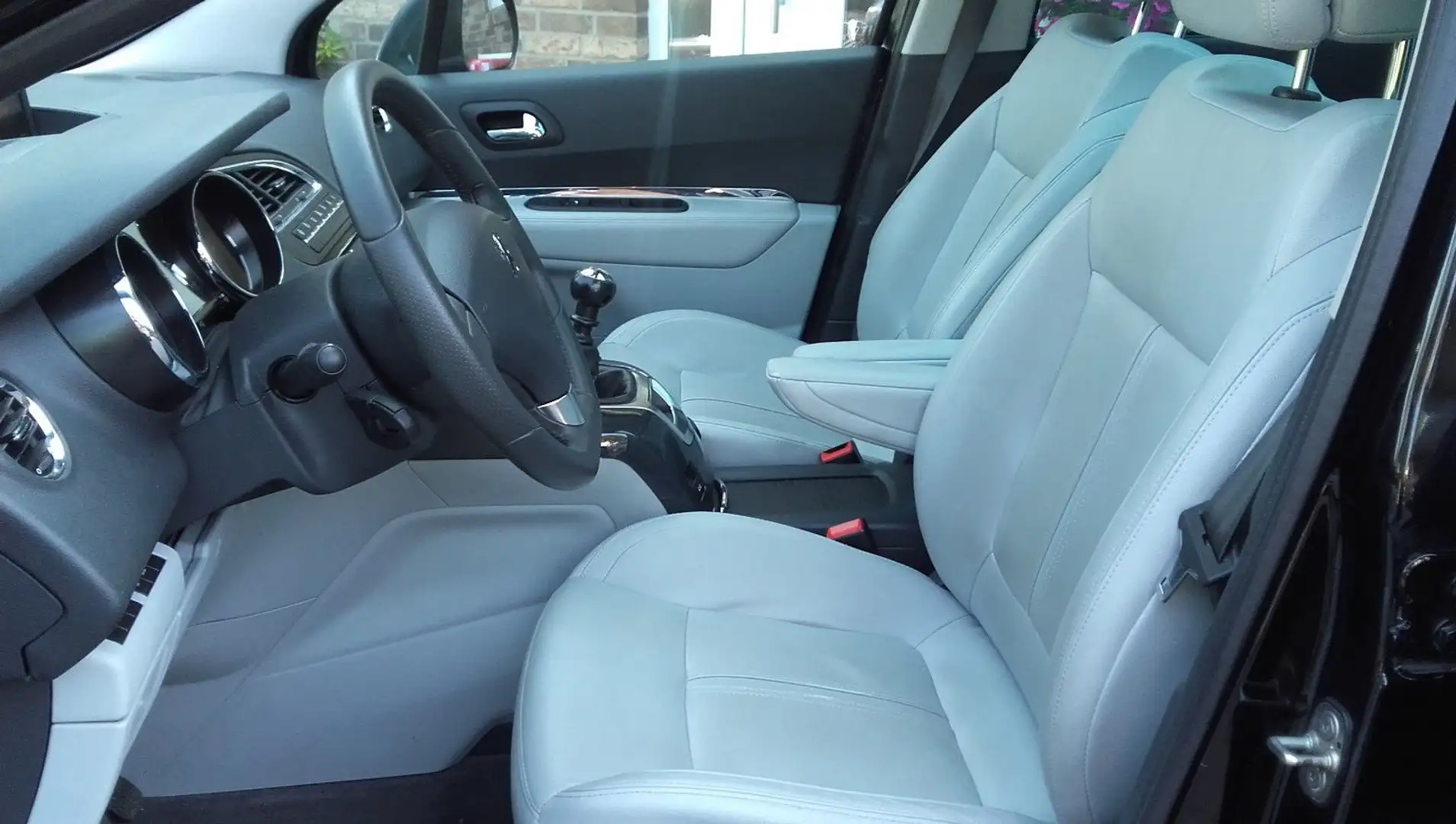Peugeot 5008 2.0 HDI Premium FAP 150 PS Schwarz - 2