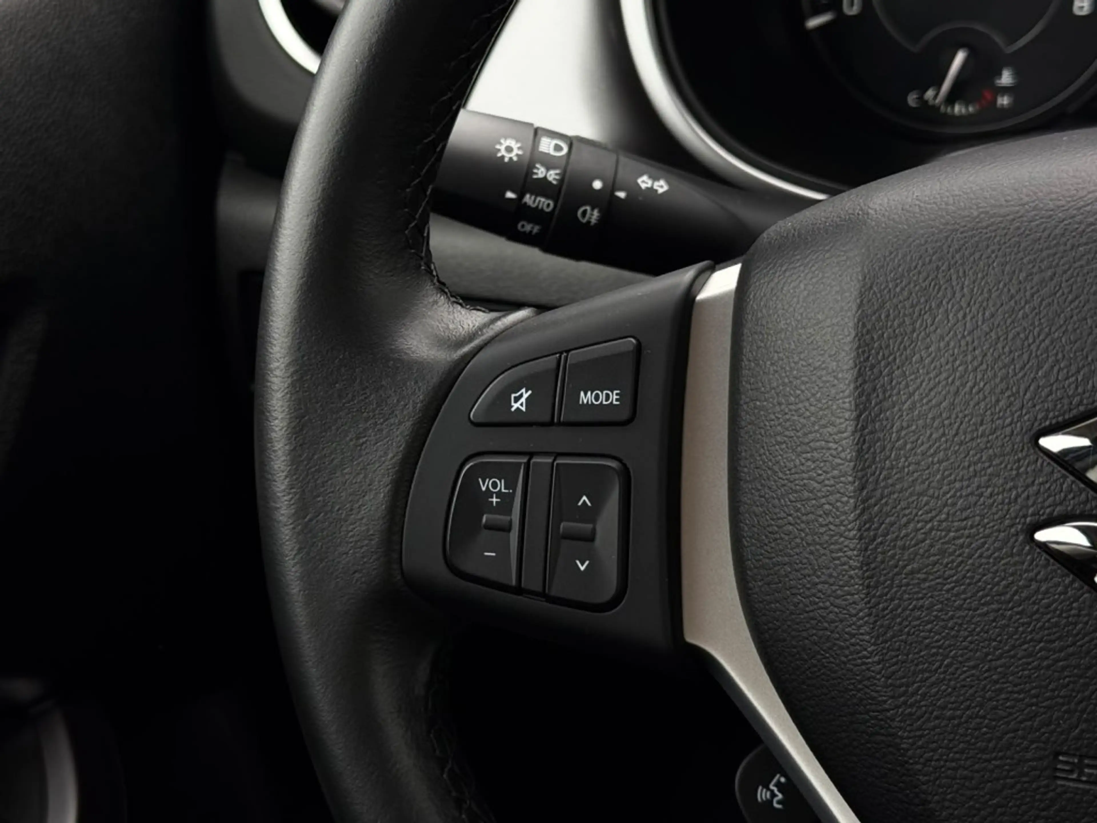 Suzuki Vitara 1.4 SELECT TWO TONE CARPLAY CAMERA ADDAPTIVE CRUIS — photo 13