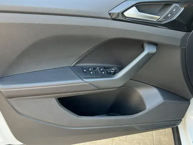 Volkswagen T-Cross view 8