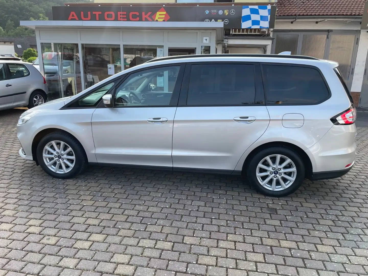 Ford Galaxy 2,0 TDCI 8GAutom 7Sitze Navi AHK Kamera Silber - 1