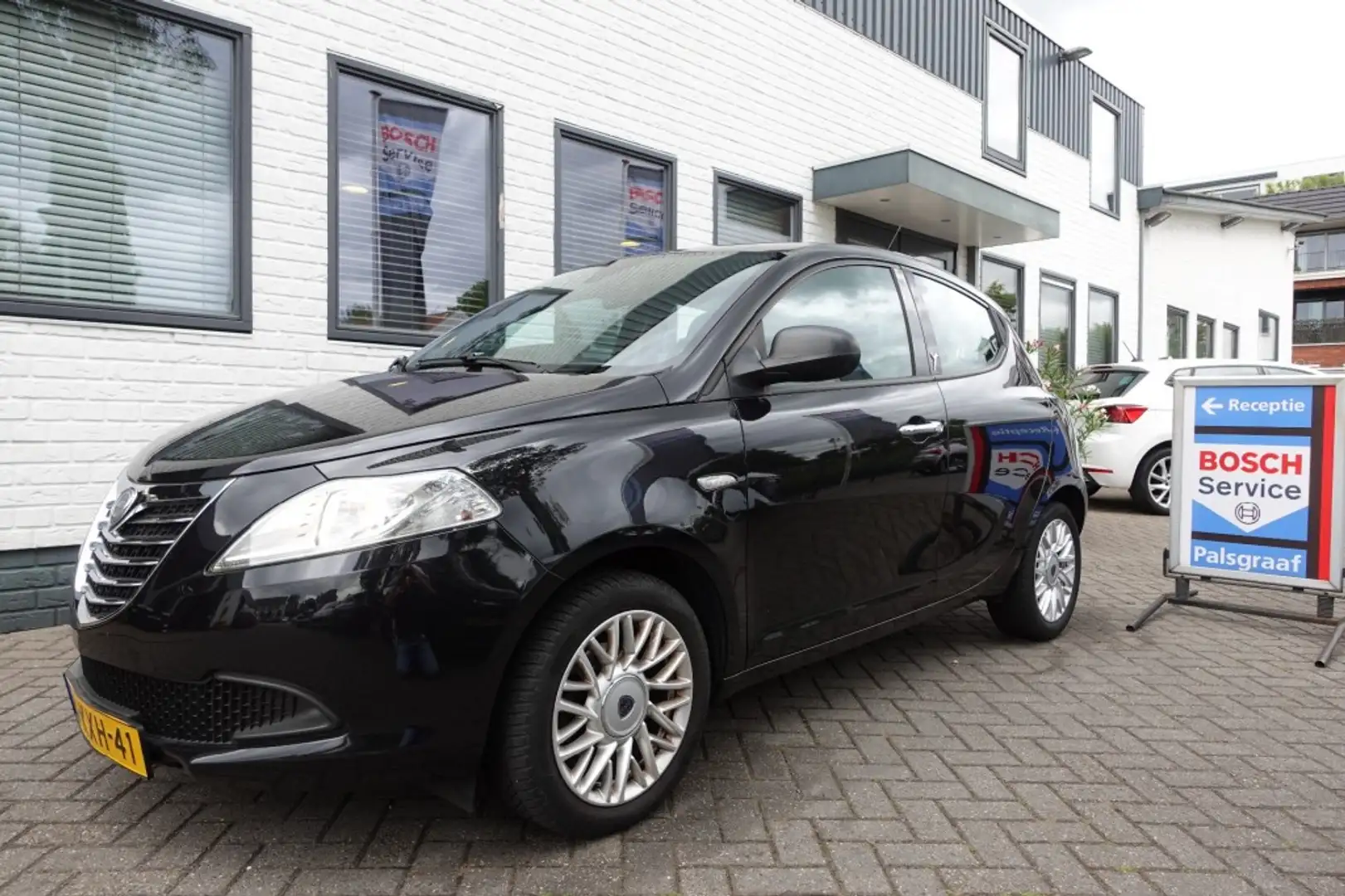 Lancia Ypsilon 0.9 TWINAIR SILVER + Chique en Klassiek Zwart - 1